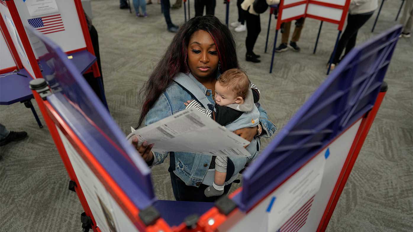 Un joven votante se prepara para votar en Cincinnati, Ohio.