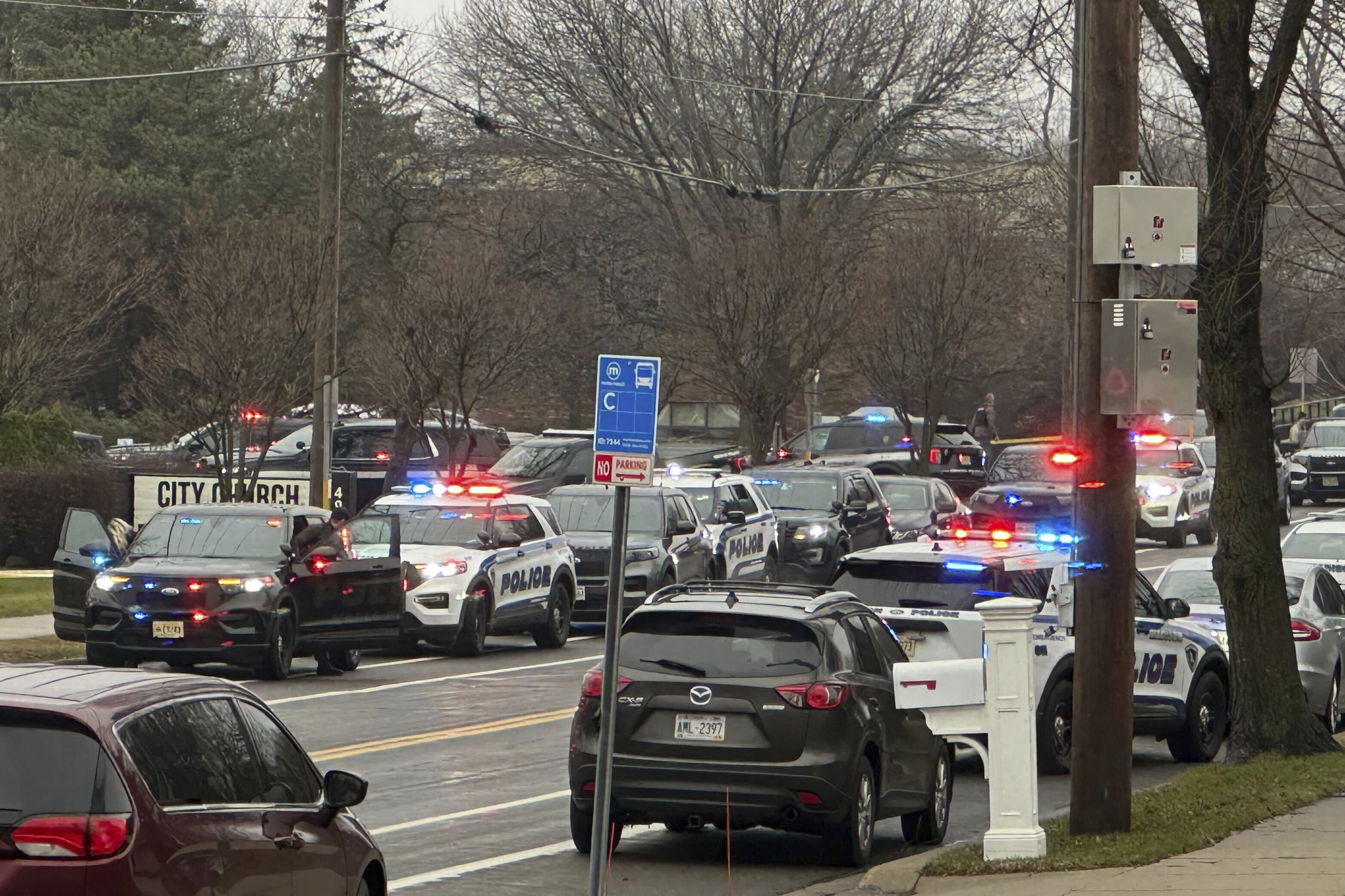 Vehículos de emergencia están estacionados afuera de la Escuela Cristiana Vida Abundante en Madison, Wisconsin, donde se reportaron múltiples heridos luego de un tiroteo, el lunes 16 de diciembre de 2024. (Foto AP/Kathleen Foody)