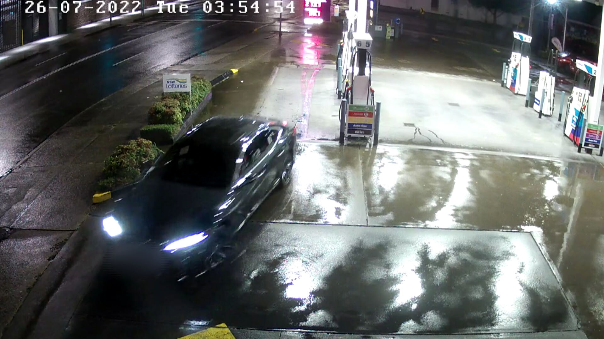 Thieves targeting Sydney petrol stations, CCTV shows thieves driving off without paying.