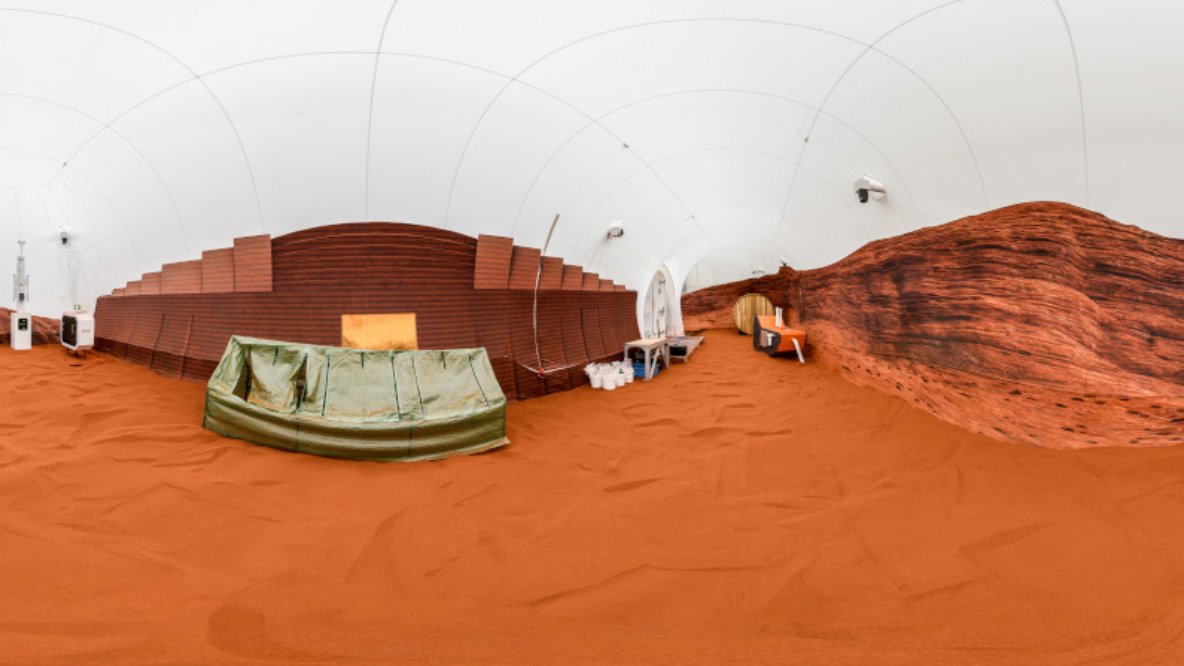 La NASA ha producido una recreación de Marte para que cuatro voluntarios vivan allí durante un año para ayudar a preparar a los astronautas para la exploración del planeta.