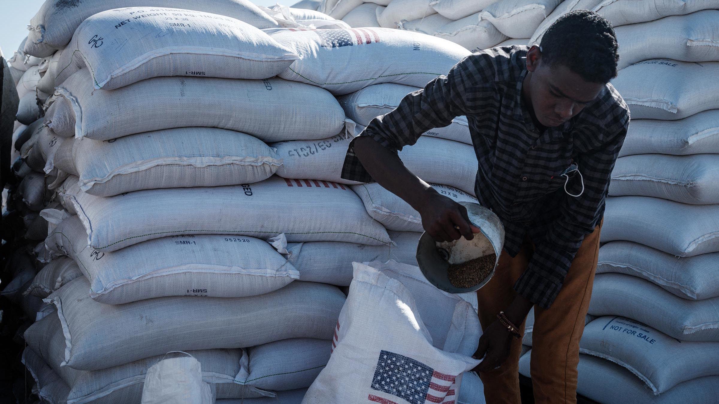 Las contribuciones de los alimentos de USAID se distribuyen a los refugiados que huyeron del conflicto de Tigray en un centro cerca de la frontera etíope en Gedaref, este de Sudán, en diciembre de 2020.