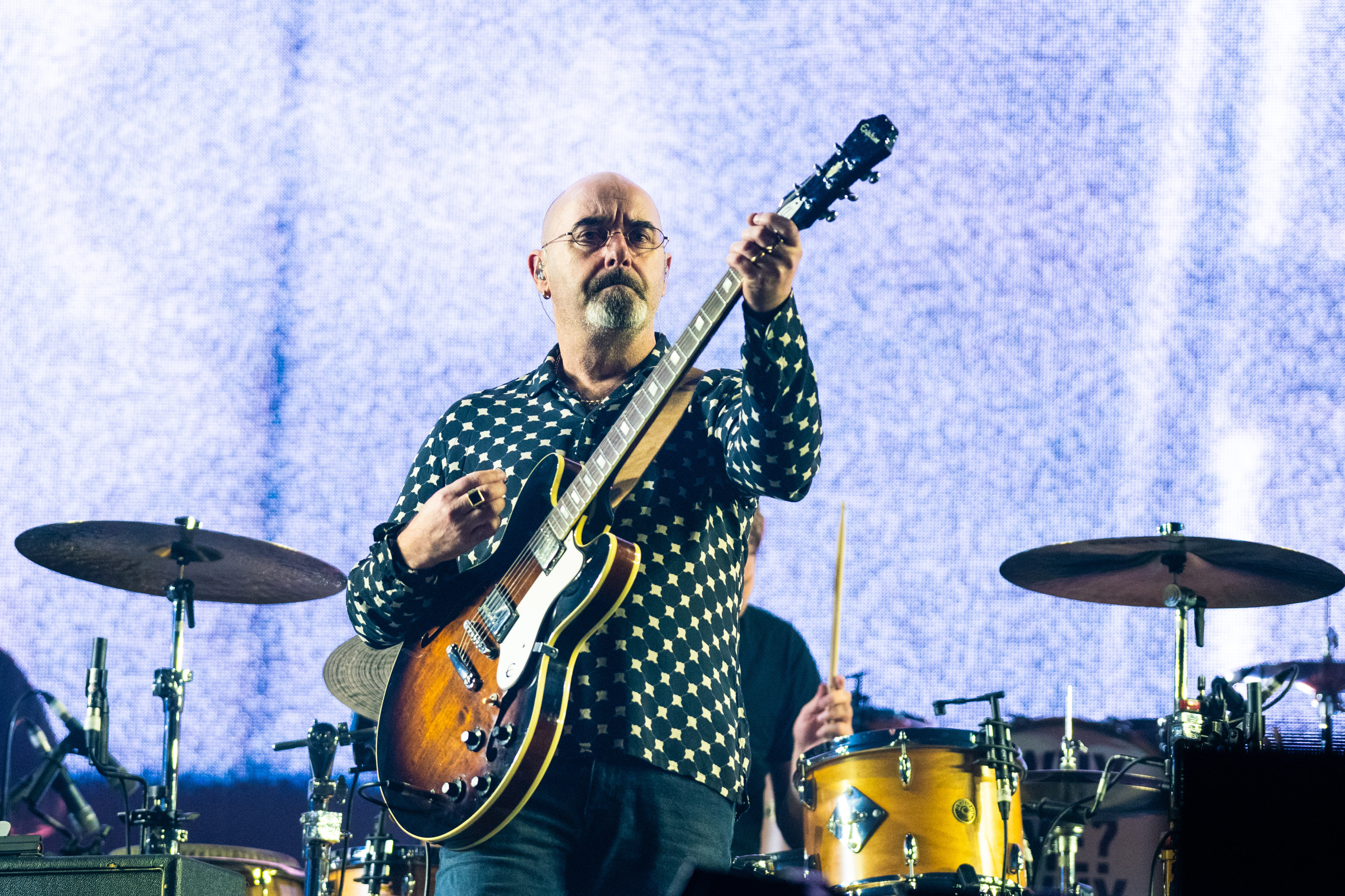 LONDON, ENGLAND - NOVEMBER 28: Paul Arthurs AKA Bonehead performs with Liam Gallagher at The O2 Arena on November 28, 2019 in London, England. (Photo by Lorne Thomson/Redferns)