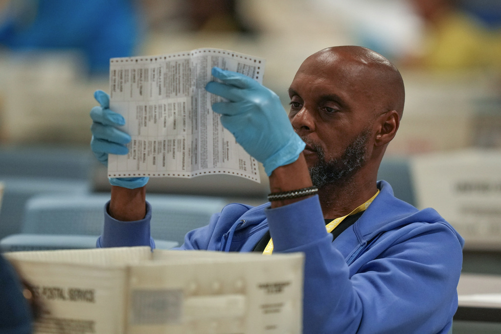 Un trabajador electoral procesa boletas por correo para las elecciones generales de 2024 en el Almacén Electoral de Filadelfia.