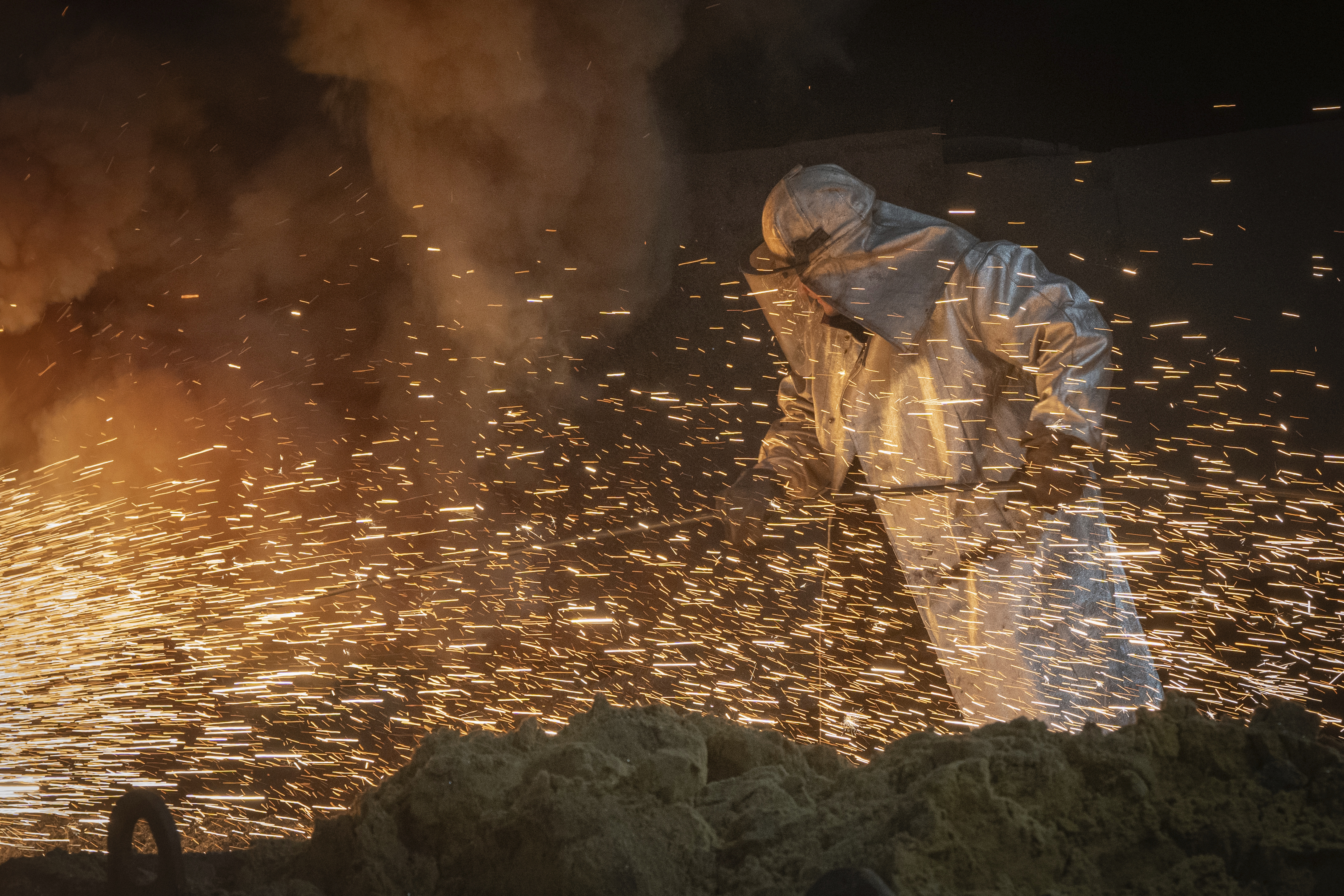 Un trabajador con ropa protectora derrete el acero en el Zaporizhstal Iron and Steelworks, una de las plantas de acero más grandes del país, en Zaporizhzhia, Ucrania, jueves 13 de febrero de 2025. (AP Photo/Efrem Lukatsky)