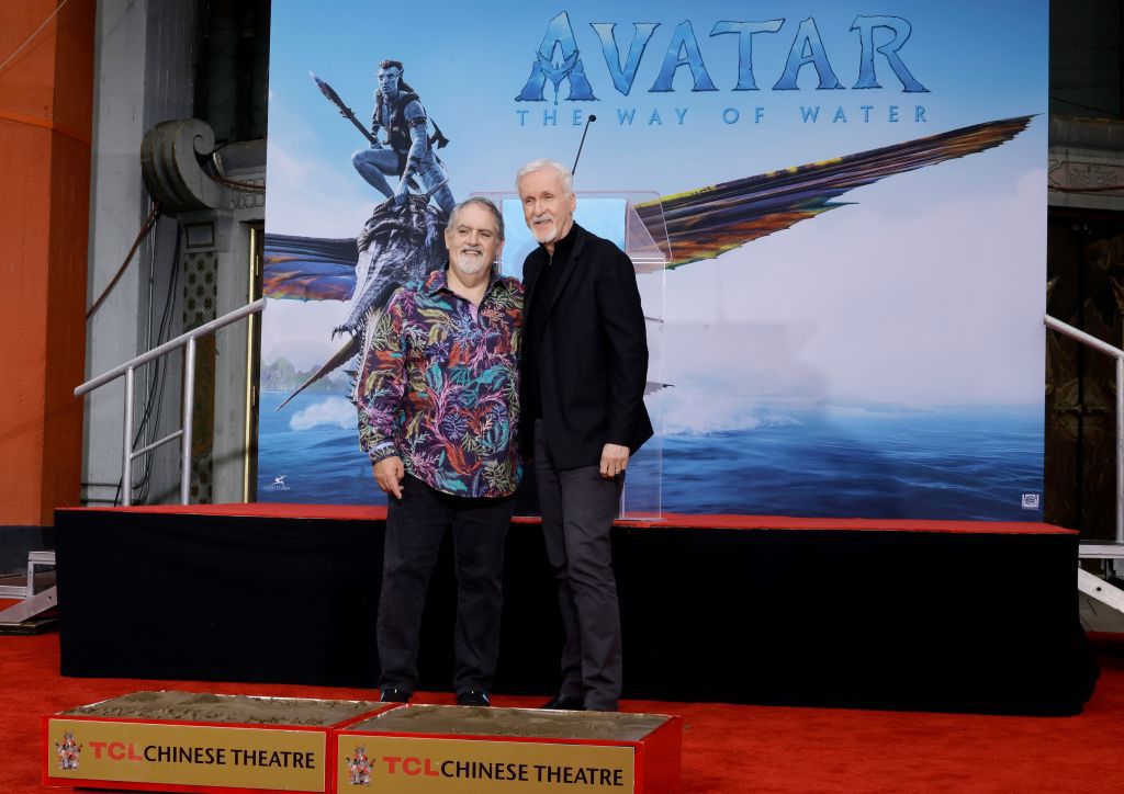 HOLLYWOOD, CALIFORNIA - 12 DE ENERO: (De izq. a der.) Jon Landau y James Cameron asisten a la ceremonia de cementado de huellas de manos y pies en el Teatro Chino TCL el 12 de enero de 2023 en Hollywood, California. (Foto de Kevin Winter/Getty Images)