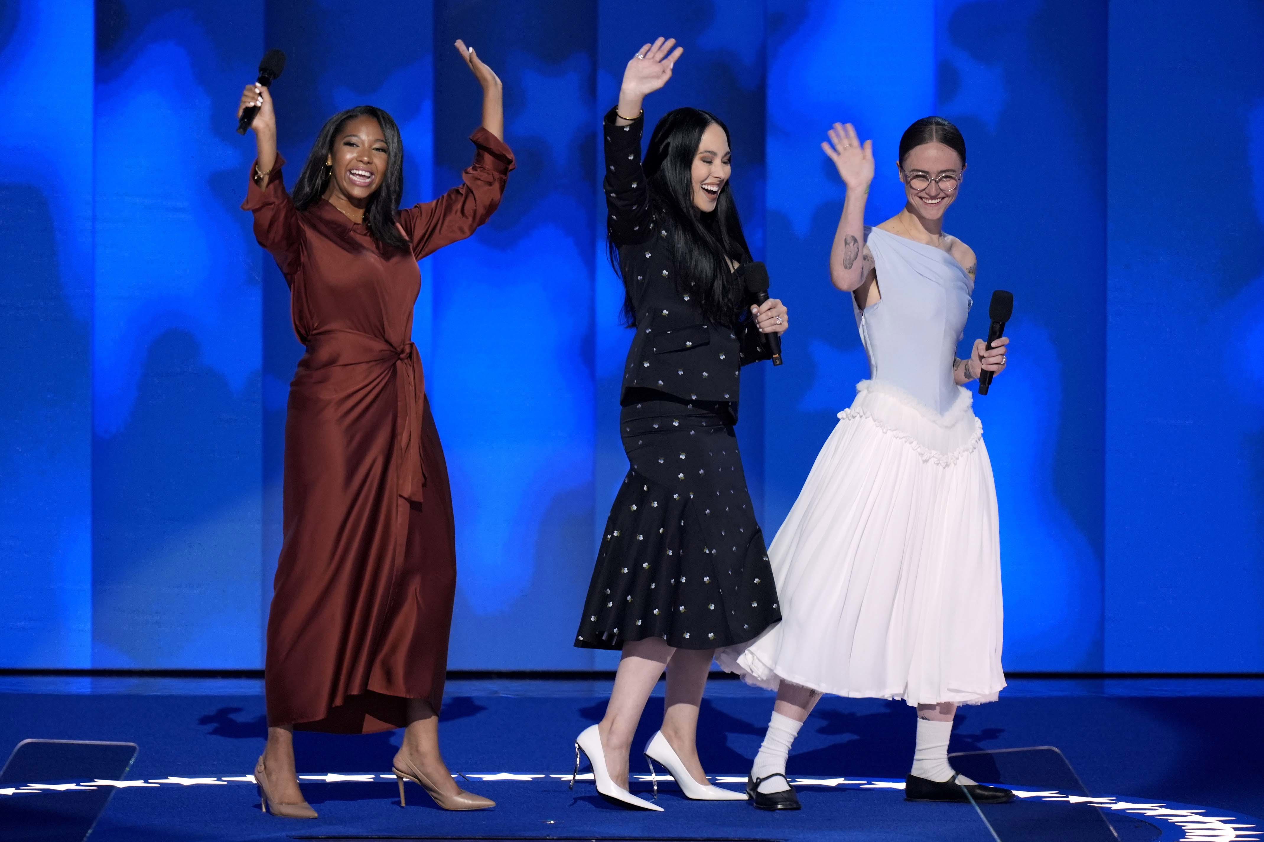 Helena Hudlin, Meena Harris y Ella Emhoff en la Convención Nacional Demócrata a principios de este año.