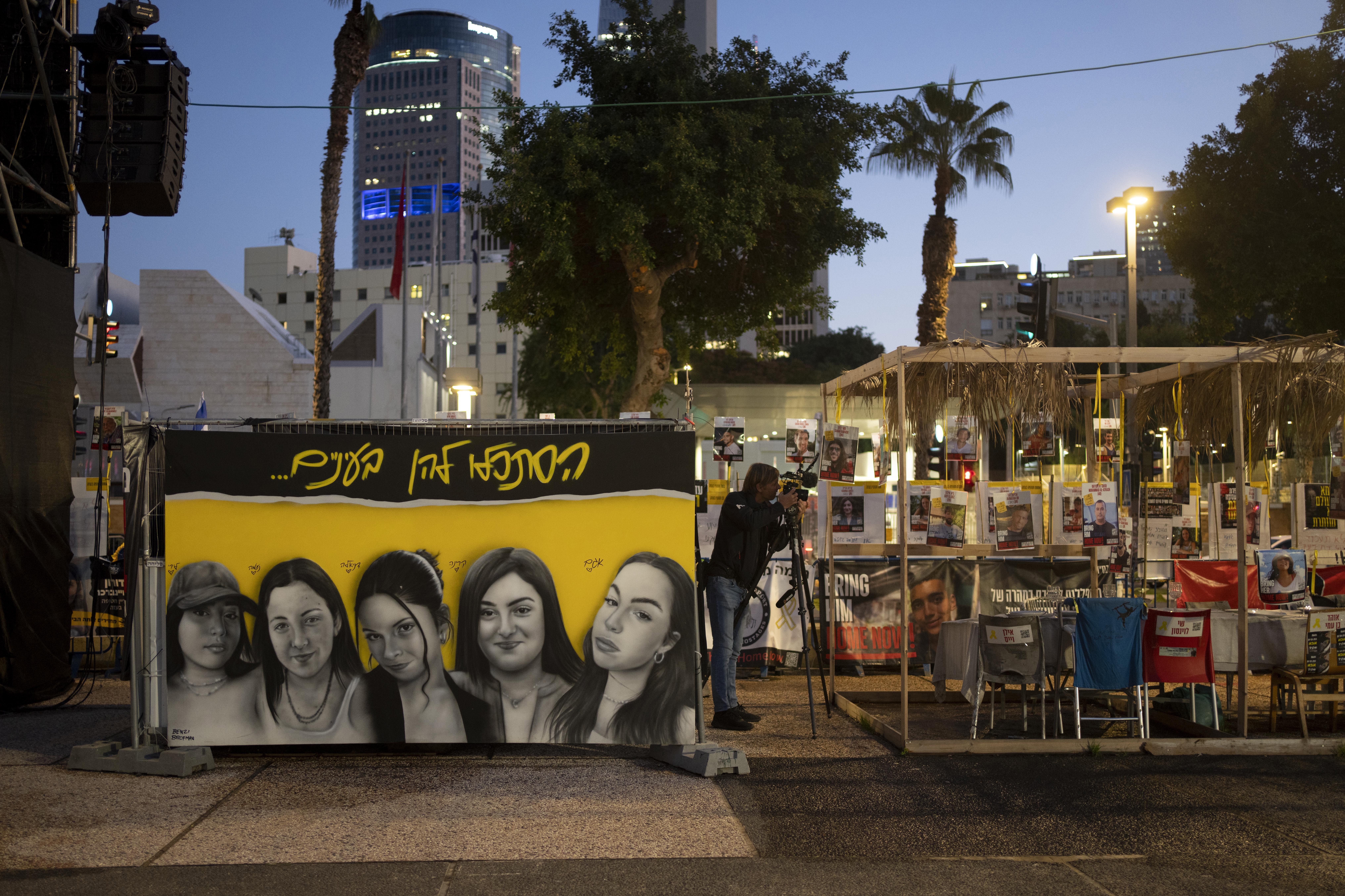 Un mural de mujeres soldados israelíes tomadas como rehenes por el grupo militante Hamas en la Franja de Gaza se exhibe en Tel Aviv, Israel, el viernes 24 de enero de 2025. (Foto AP/Maya Alleruzzo)