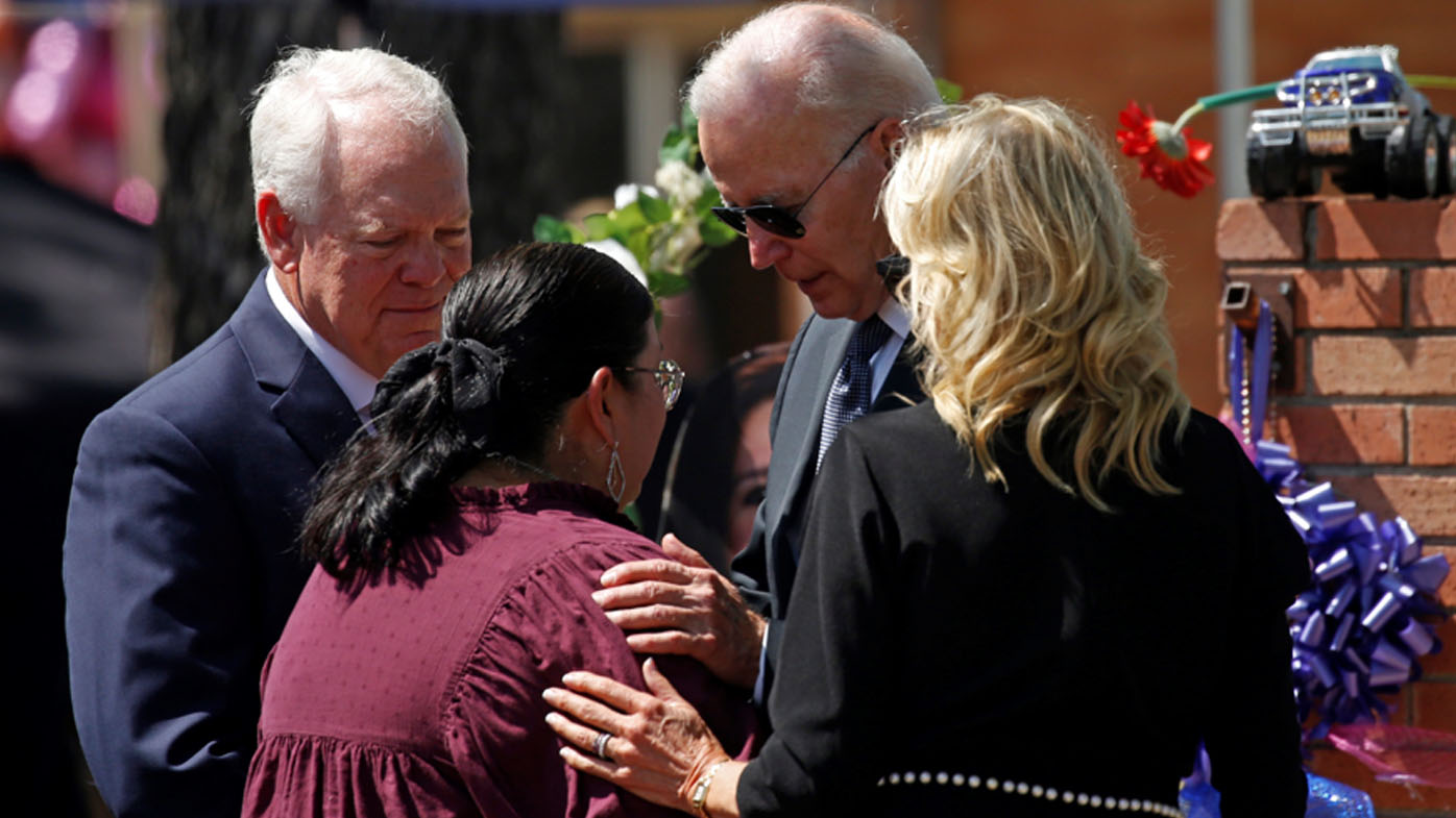 Biden visita monumento a víctimas de tiroteo en escuela de Texas