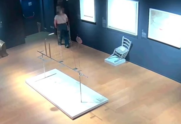 Idiot tourist break Van Gogh art chair at Palazzo Maffei. 