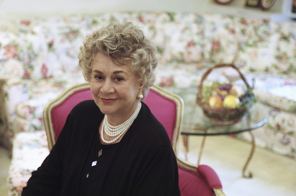 FILE - Actress Joan Plowright poses for a portrait at a New York hotel on May 4, 1999. (AP Photo/Suzanne Plunkett, File)