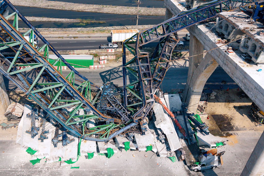 Construction crane collapse Thailand