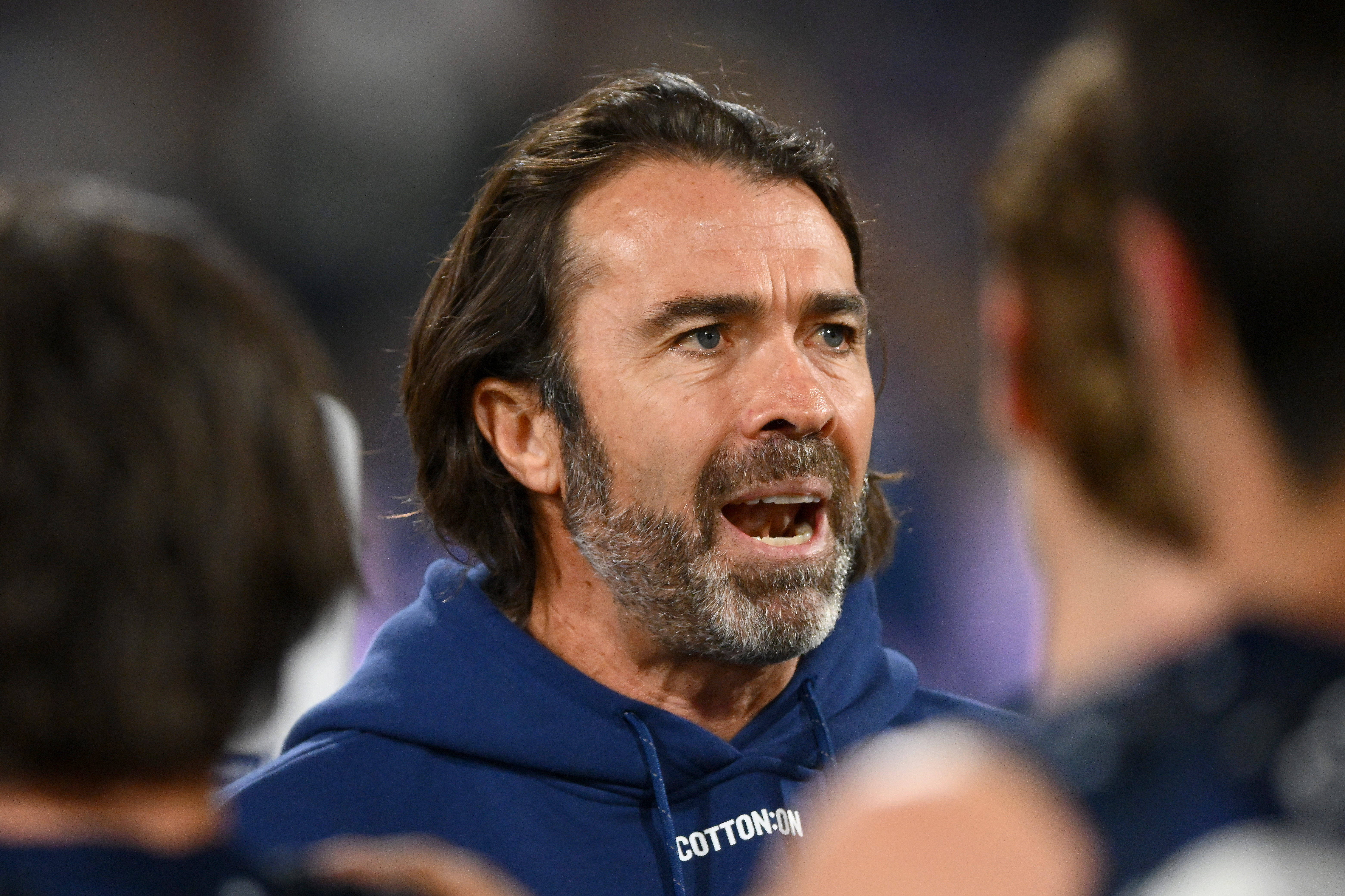 GEELONG, AUSTRALIA - MAY 27: Cats head coach, Chris Scott speaks to players at the huddle during the round 11 AFL match between Geelong Cats and Greater Western Sydney Giants at GMHBA Stadium, on May 27, 2023, in Geelong, Australia. (Photo by Morgan Hancock/AFL Photos/via Getty Images)