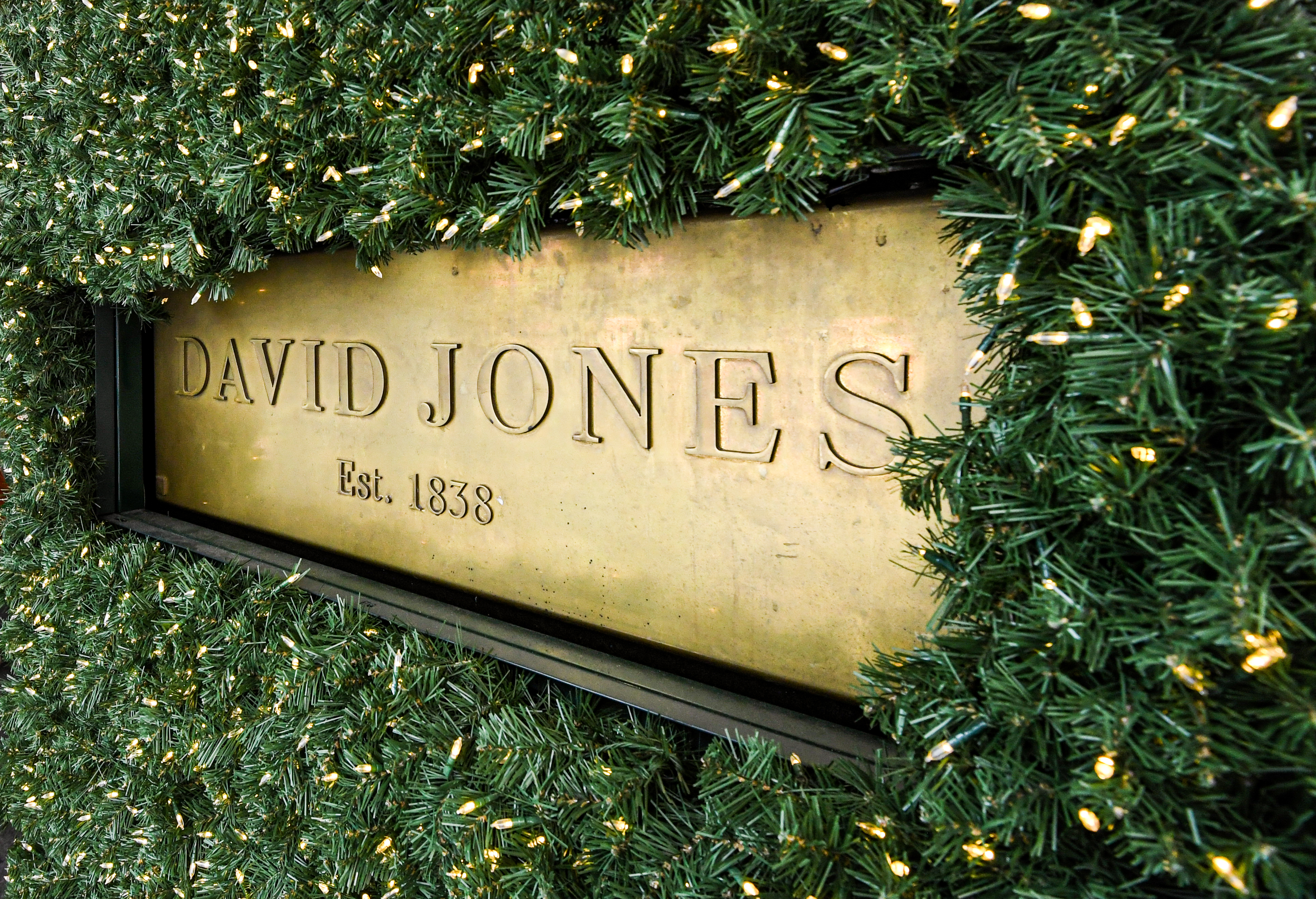 AFR SYDNEY.  GENERIC DAVID JONES SOLD SIGN RETAIL FIGURES DEPARTMENT STORES CHRISTTMAS SALE TRADE  Photo by Peter Rae. Friday 16 December, 2022