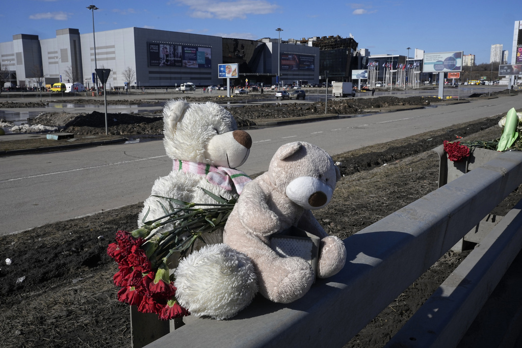 Juguetes y flores frente al Ayuntamiento de Crocus en las afueras occidentales de Moscú, Rusia, el miércoles 27 de marzo de 2024.