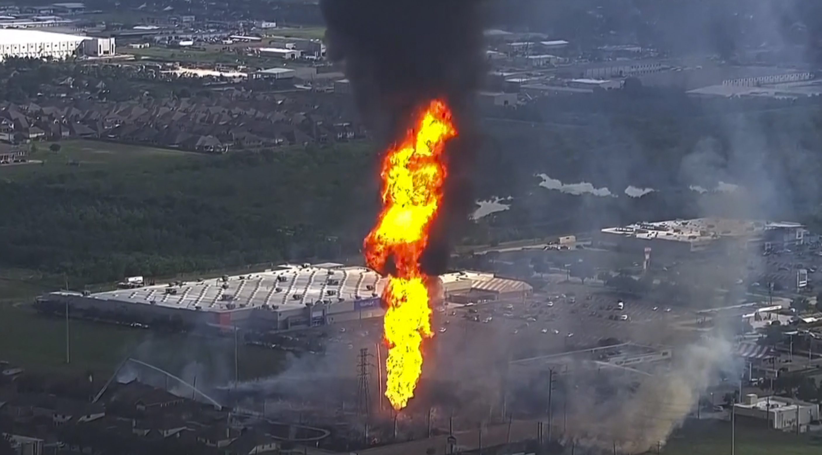 Una torre de llamas estalla en una explosión de un oleoducto en EE.UU.