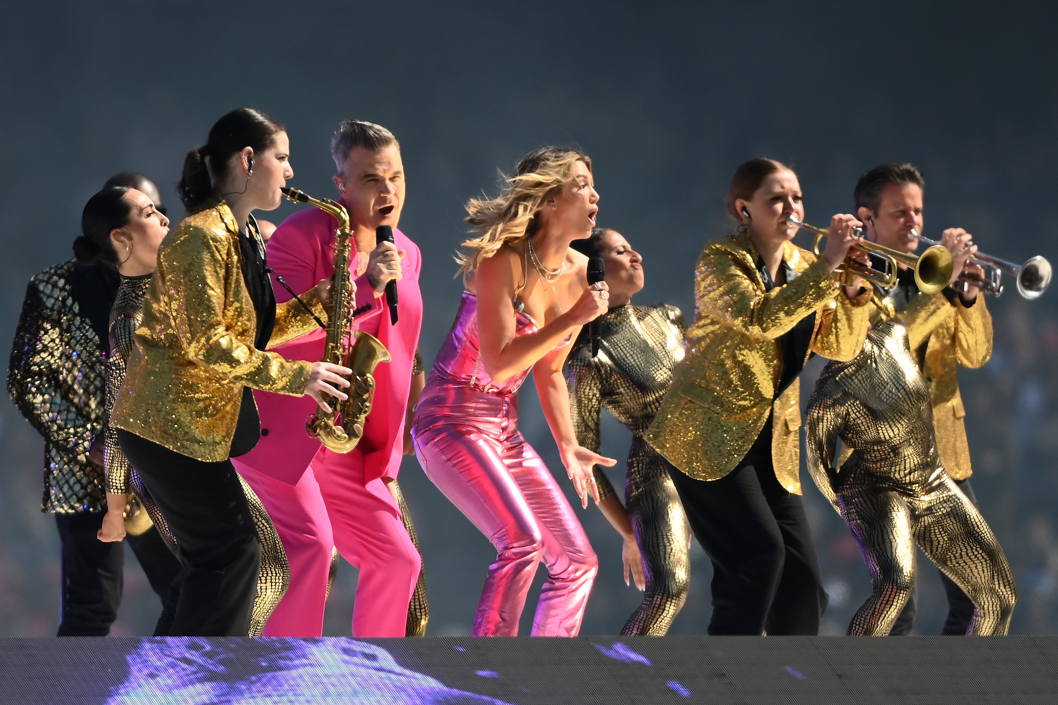 Robbie Williams and Delta Goodrem perform during the 2022 AFL Grand Final match between the Geelong Cats and the Sydney Swans at the Melbourne Cricket Ground on September 24, 2022 in Melbourne, Australia. (Photo by Quinn Rooney/Getty Images)