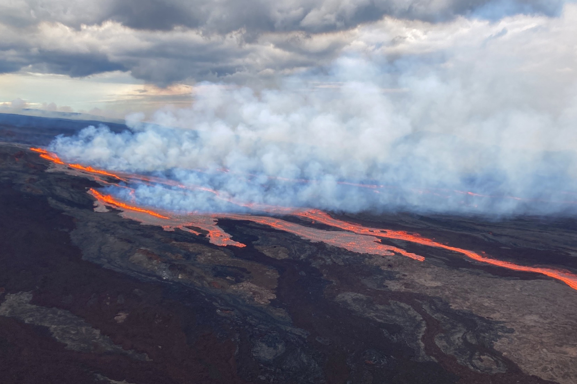 El flujo de lava de Mauna Loa en Hawái está a unos cuatro kilómetros de la carretera.