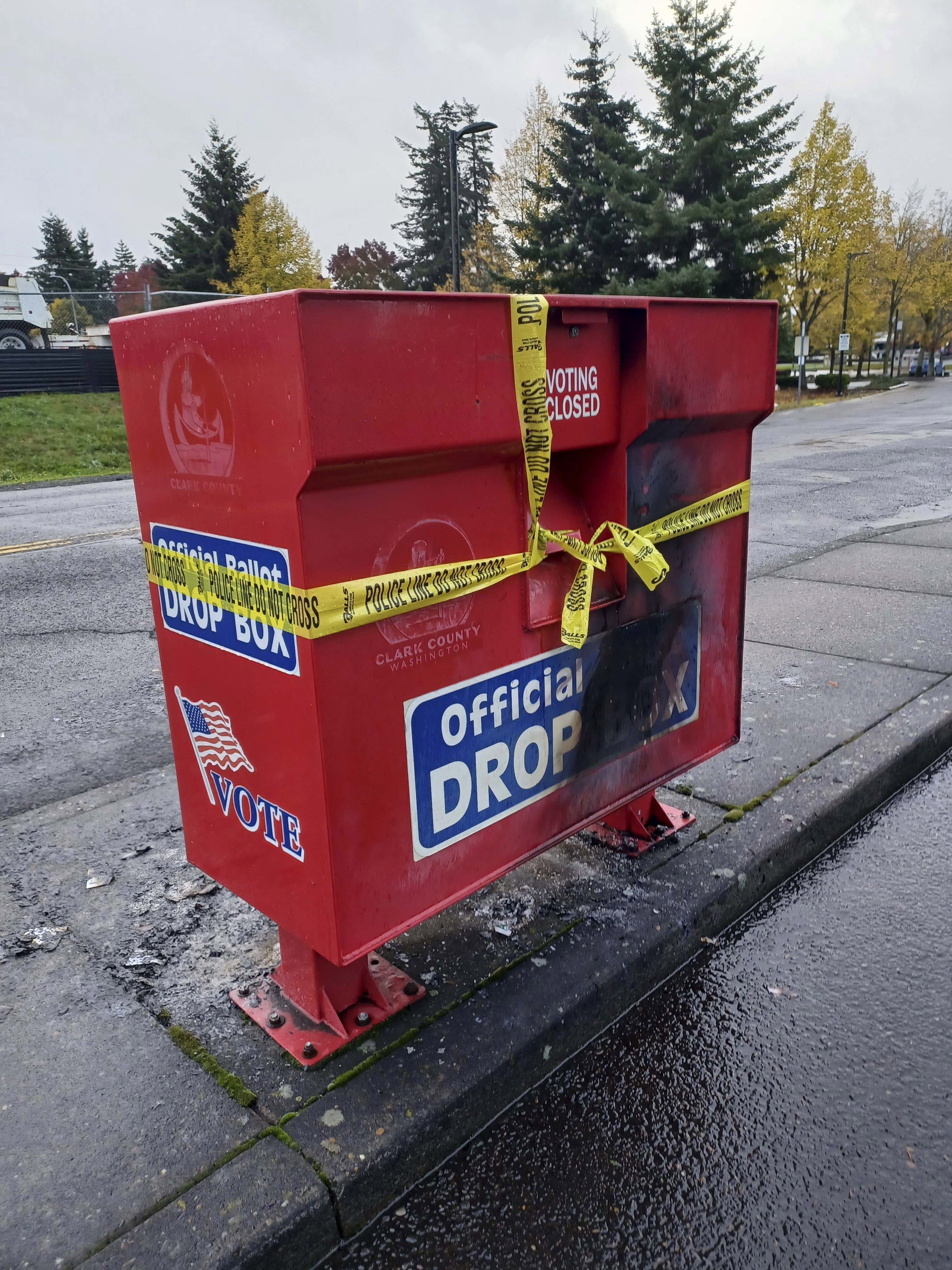 Cinta policial rodea una urna para votar dañada por un incendio el lunes 28 de octubre de 2024 en Vancouver, Washington. (Monika Spykerman/The Columbian vía AP)