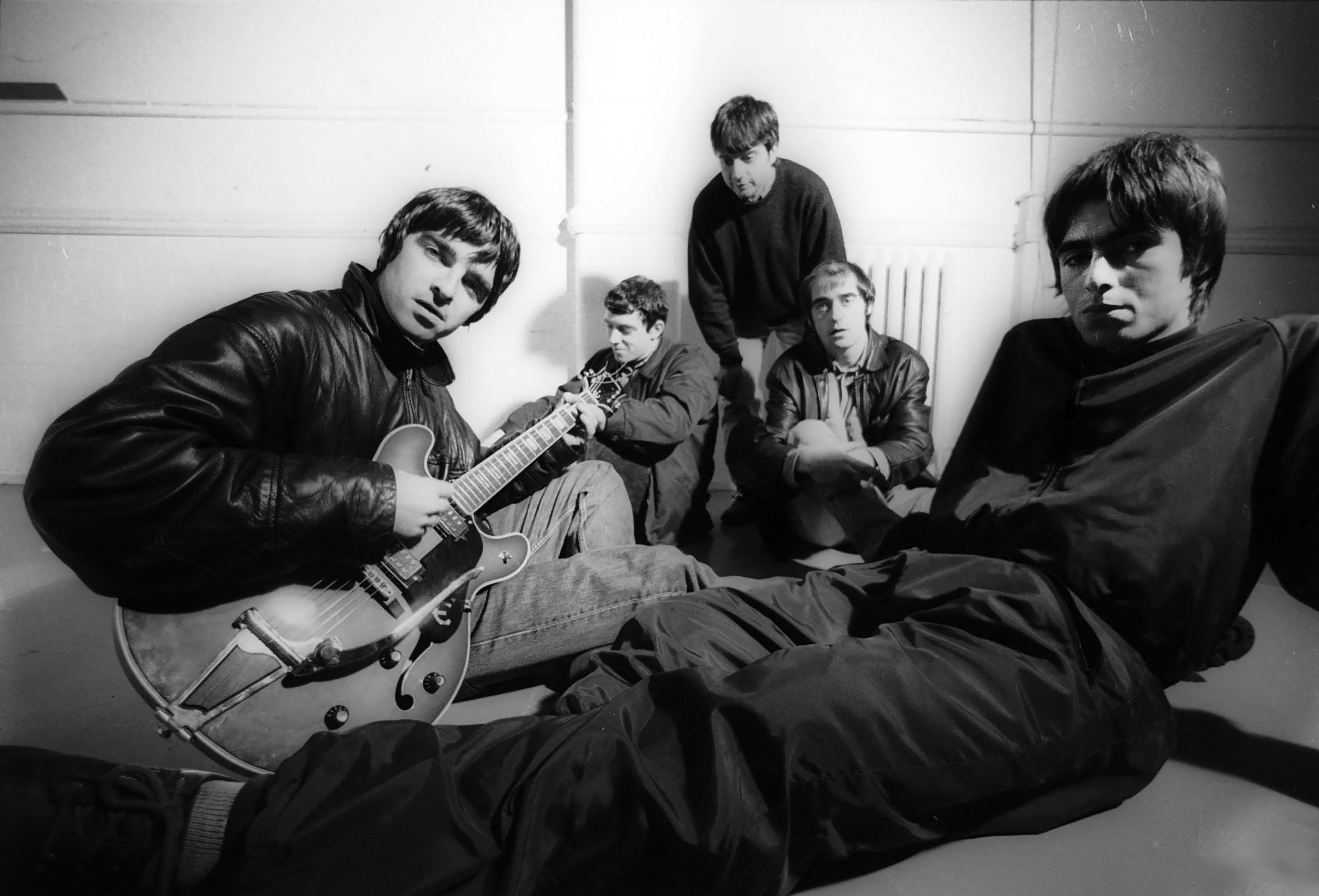 Oasis original Line up 29 of November 1993 Nomad Studios Manchester Liam Gallagher (lead vocals, tambourine), Noel Gallagher (guitar, vocals) Paul Bonehead Arthurs (guitar), Paul McGuigan (bass guitar) Tony McCarroll (drums).