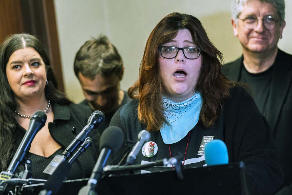 Archivo: activistas contra el aborto Lauren Handy, frente, con Terrisa Bukovinac, desde la izquierda, Jonathan Darnell y Randall Terry, hablan durante una conferencia de prensa en Washington, el 5 de abril de 2022. (AP Photo/Manuel Balce Ceneta, archivo)