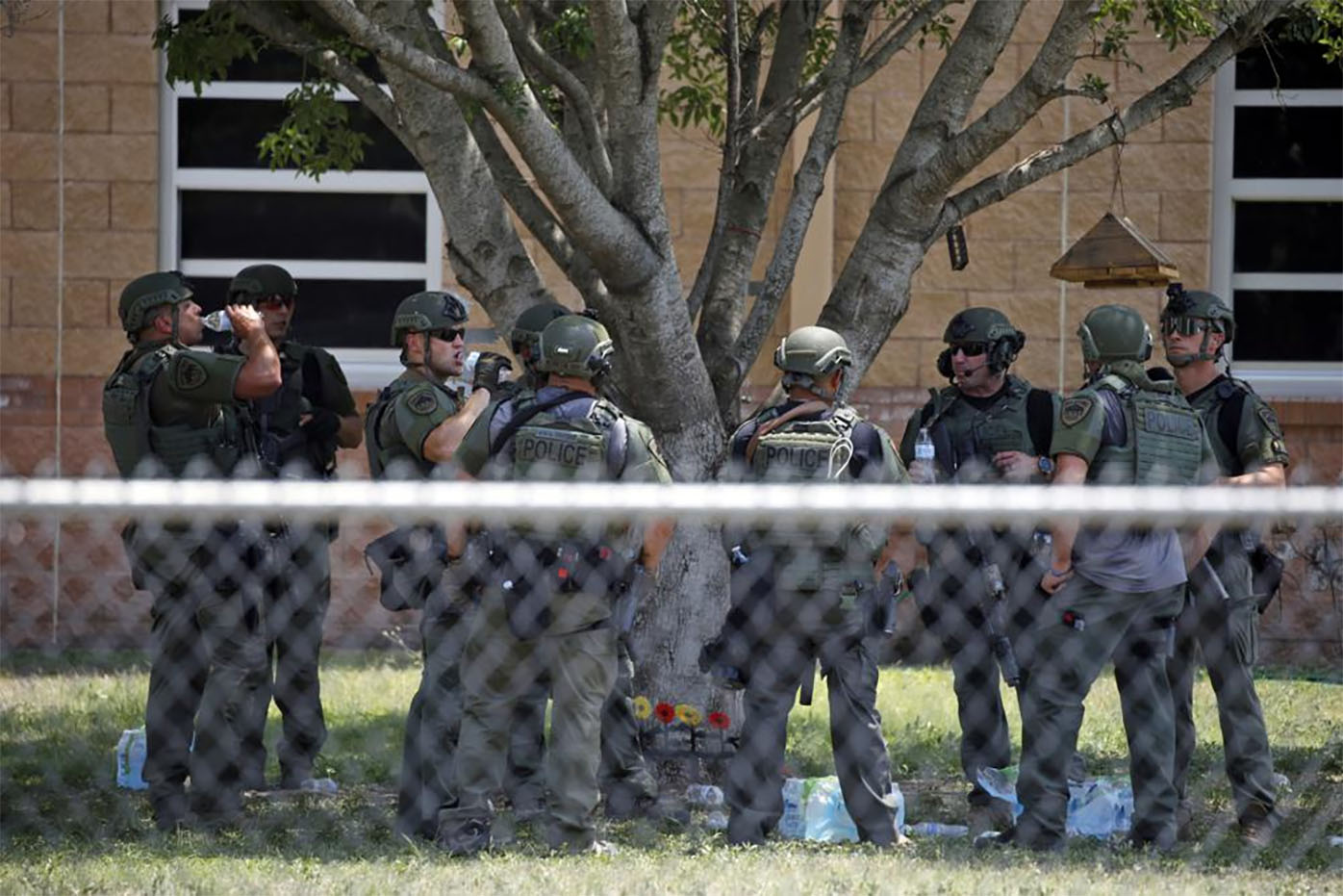   El personal encargado de hacer cumplir la ley se encuentra afuera de la Escuela Primaria Robb luego de un tiroteo, el 24 de mayo de 2022, en Uvalde, Texas. 