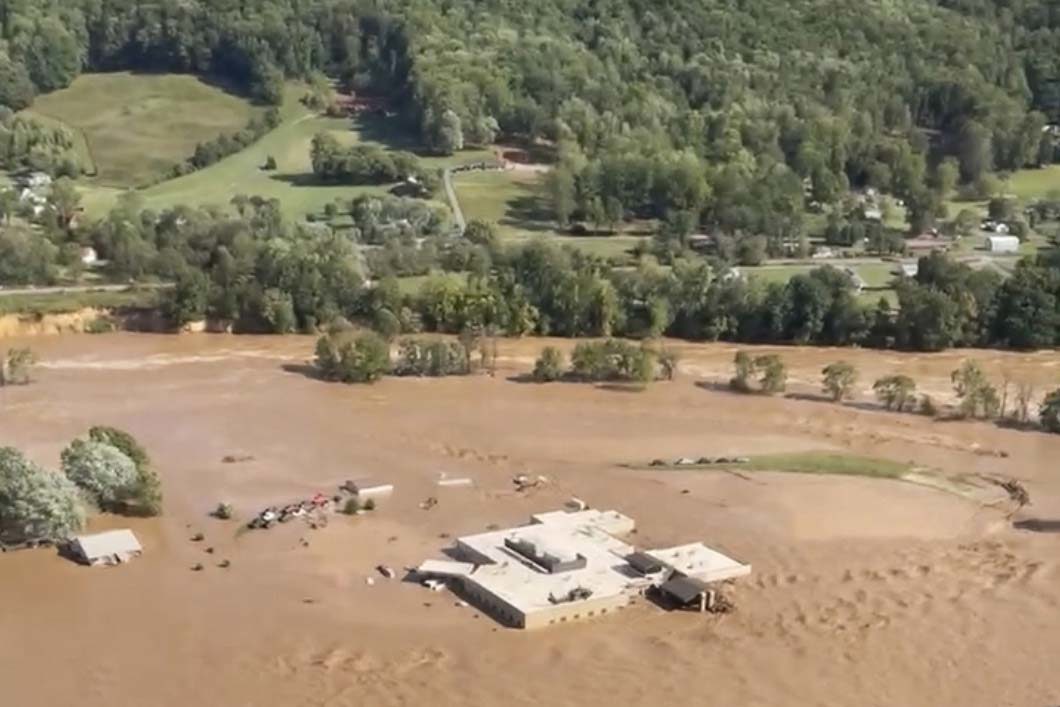 Madre embarazada de dos hijos está "completamente atrapada" en las inundaciones