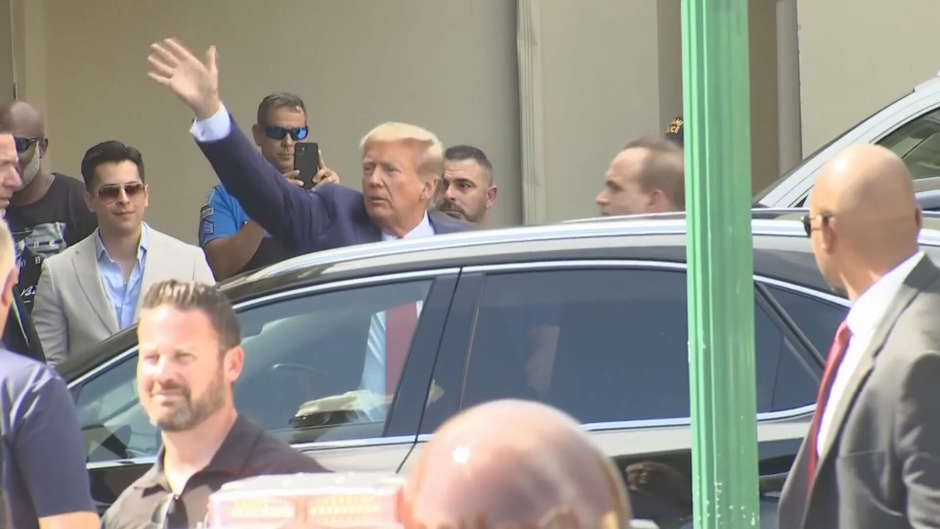Donald Trump se mezcla con simpatizantes en Miami "pequeña habana" después de una comparecencia ante el tribunal.