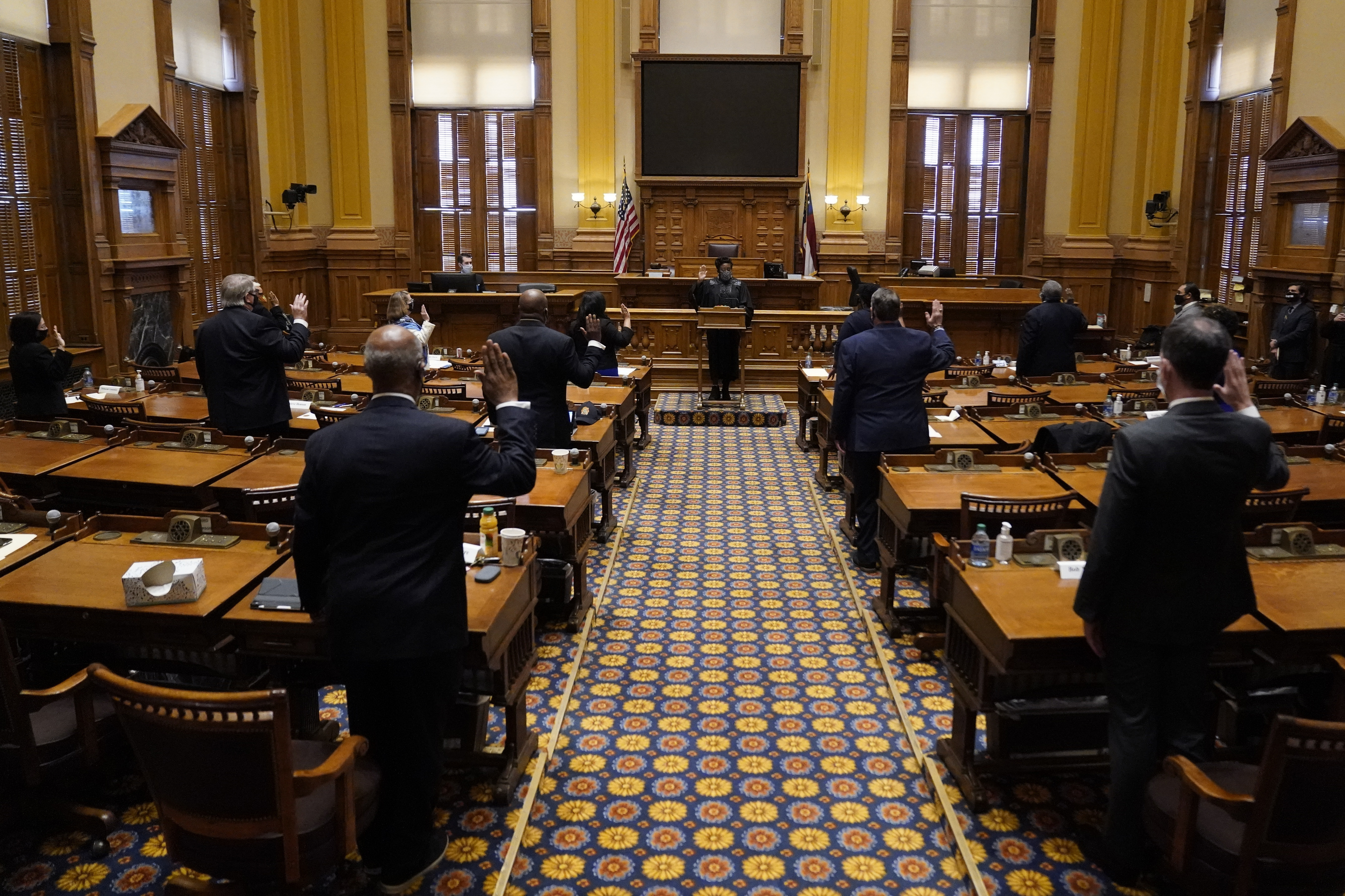 Los miembros del Colegio Electoral de Georgia prestan juramento antes de emitir sus votos en el Capitolio estatal, el 14 de diciembre de 2020.