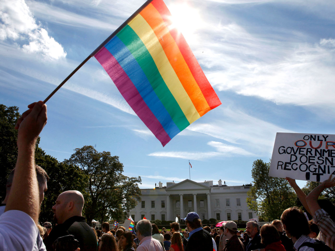 Defensores de los derechos de los homosexuales marchan frente a la Casa Blanca en Washington