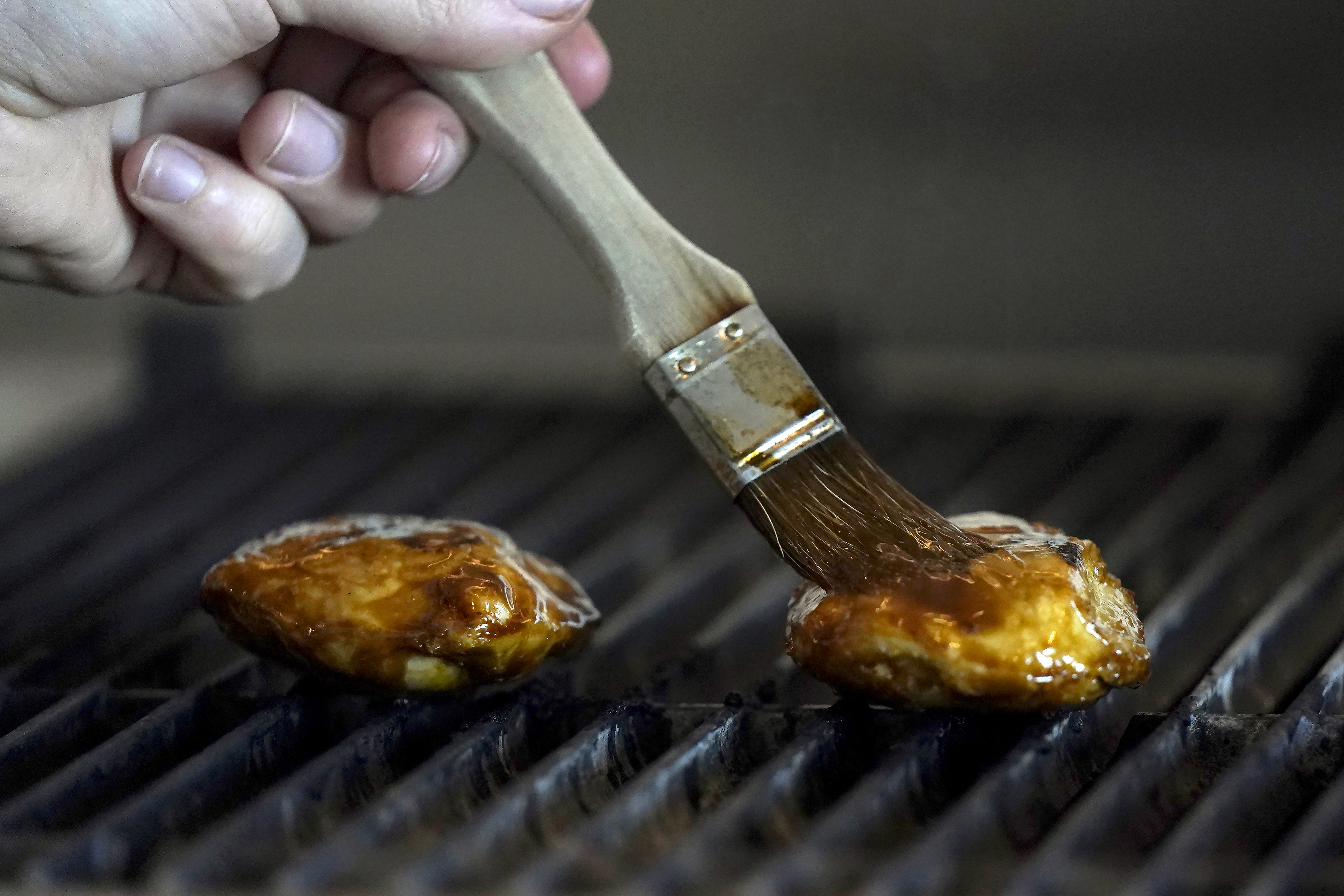 El chef Zach Tyndall prepara el pollo cultivado de Good Meat en la oficina de Eat Just.