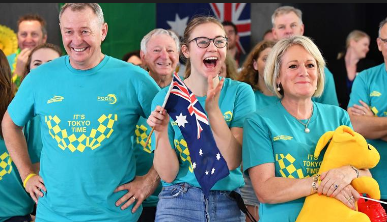 Titmus family celebrate Ariarne's gold medal race at the Tokyo Olympics.