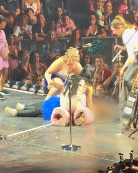 Katy Perry tends to fan who collapsed