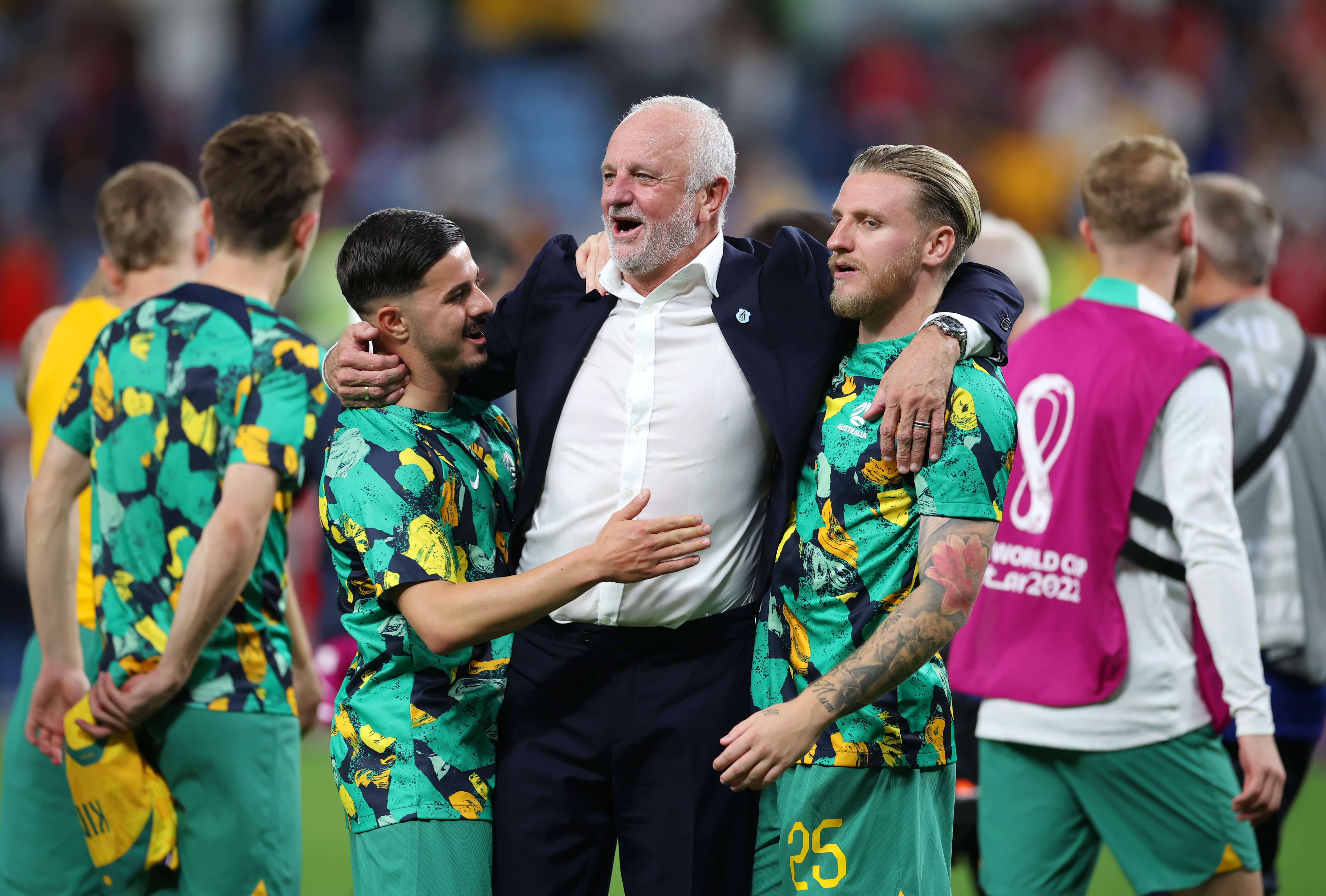 Mark Boschich Craig Foster applaudit l'entraîneur des Socceroos Graham Arnold