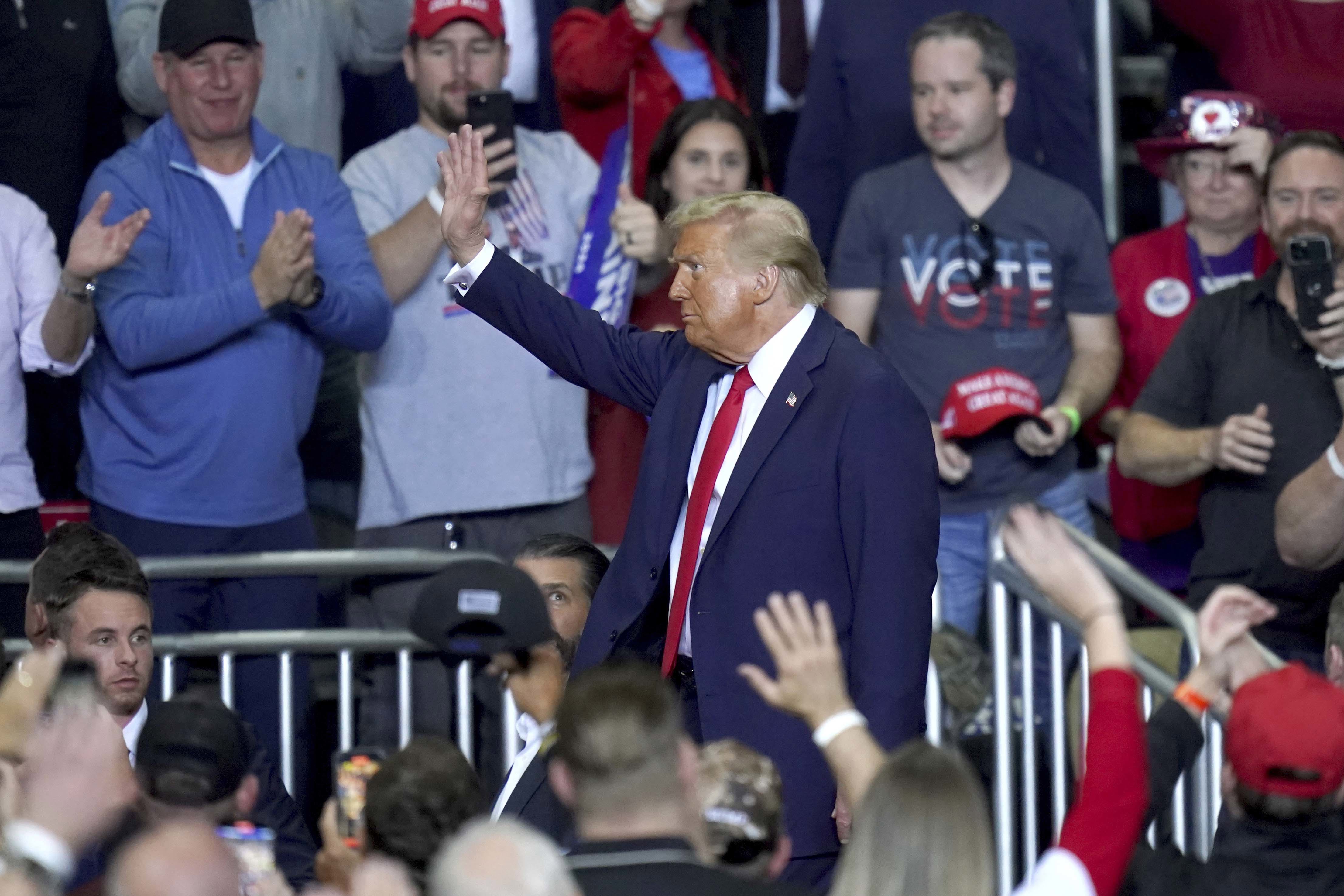 El expresidente Donald Trump, candidato presidencial republicano, saluda después de hablar en un mitin de campaña en el PPG Paints Arena, el lunes 4 de noviembre de 2024, en Pittsburgh. (Foto AP/Matt Freed)