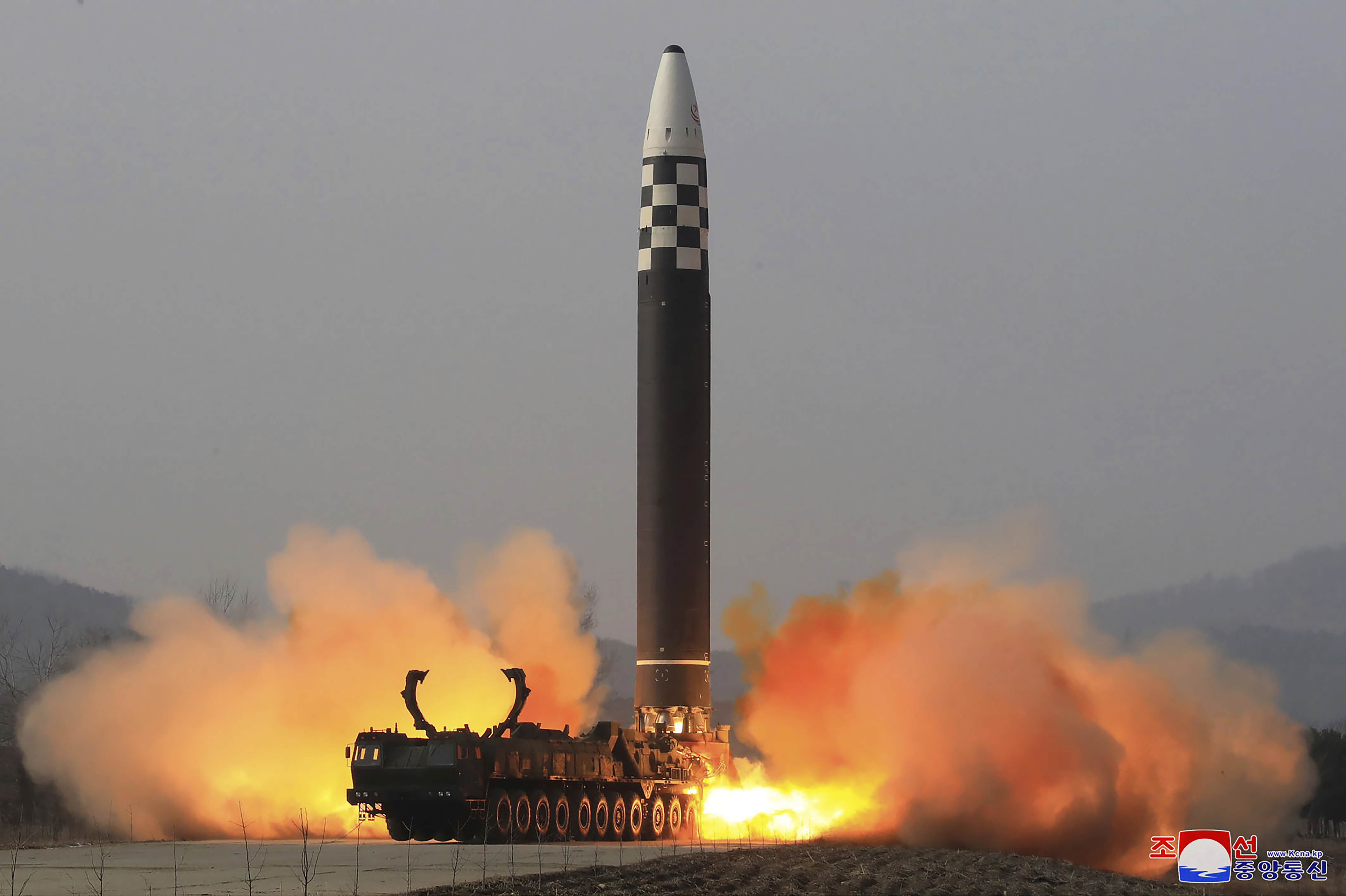 Esta foto distribuida por el gobierno de Corea del Norte muestra lo que dice es una prueba de fuego de un misil balístico intercontinental Hwasong-17. 