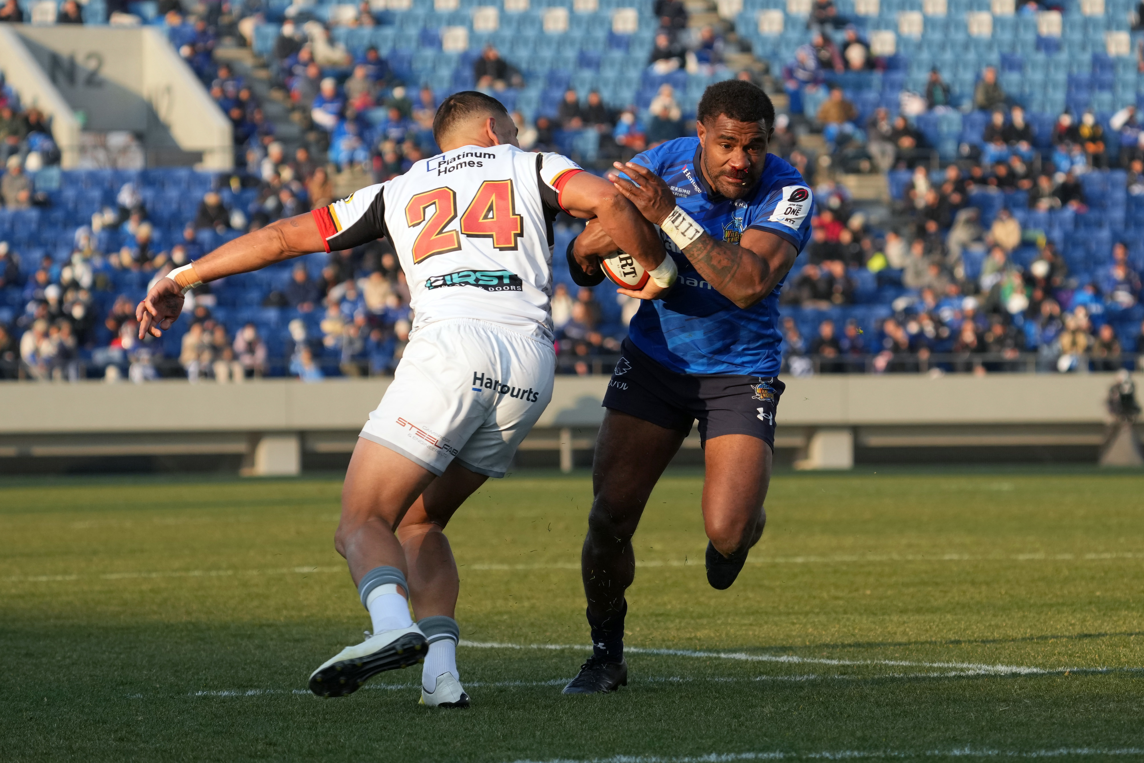 Marika Koroibete of Saitama Wild Knights runs with the ball during the preseason match between Saitama Panasonic Wild Knights and Chiefs at Kumagaya Rugby Stadium.