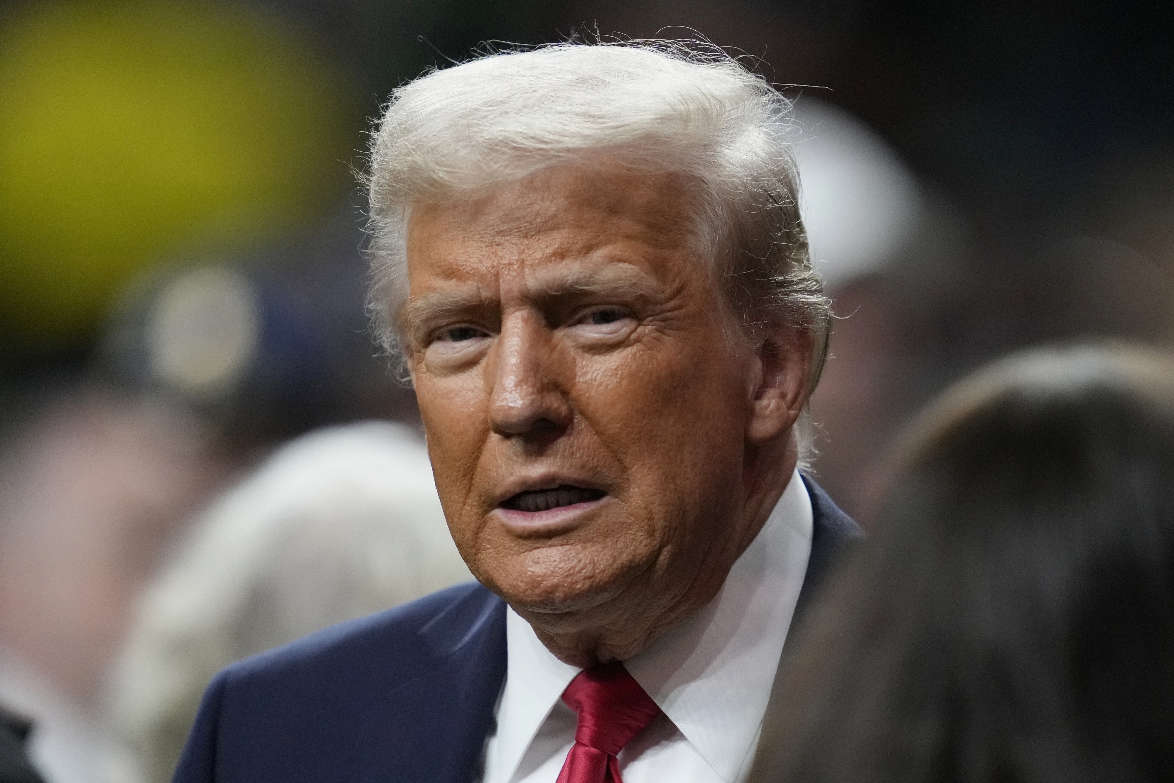 El presidente Donald Trump camina al margen antes del partido de fútbol del Super Bowl 59 de la NFL entre los Philadelphia Eagles y los Kansas City Chiefs, el domingo 9 de febrero de 2025, en Nueva Orleans. (Photo AP/Ashley Landis)