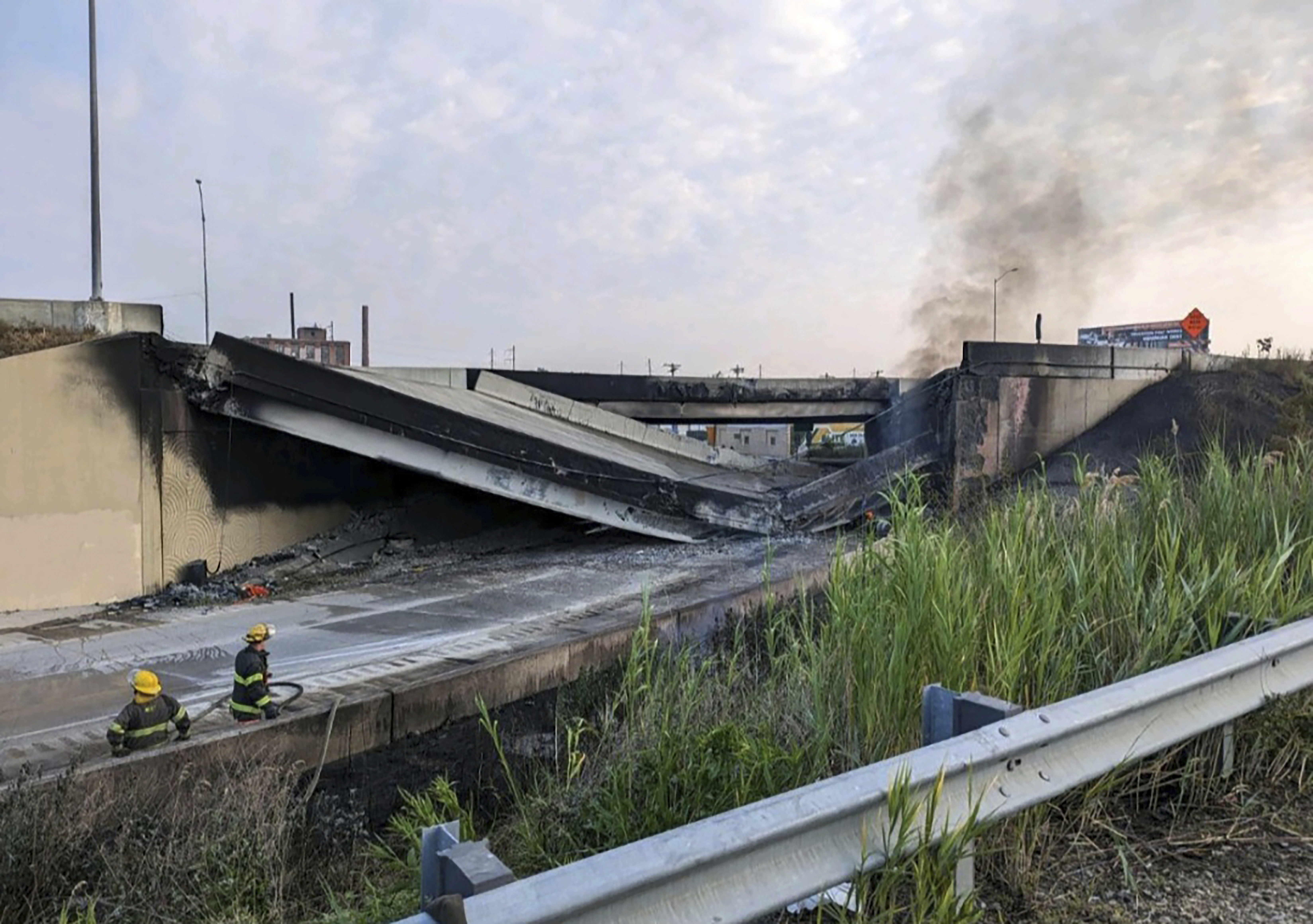 Importante carretera de EEUU colapsa tras incendio de camión cisterna