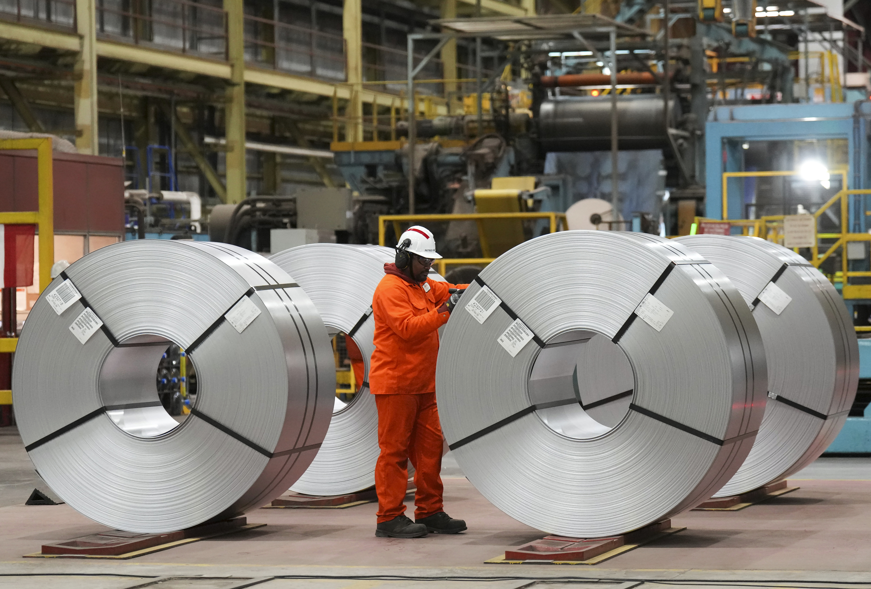 Un trabajador de acero trabaja en la planta de acero de ArcelorMittal Dofasco en Hamilton, Ontario, el miércoles 12 de marzo de 2025. (Nathan Denette /The Canadian Press a través de AP)