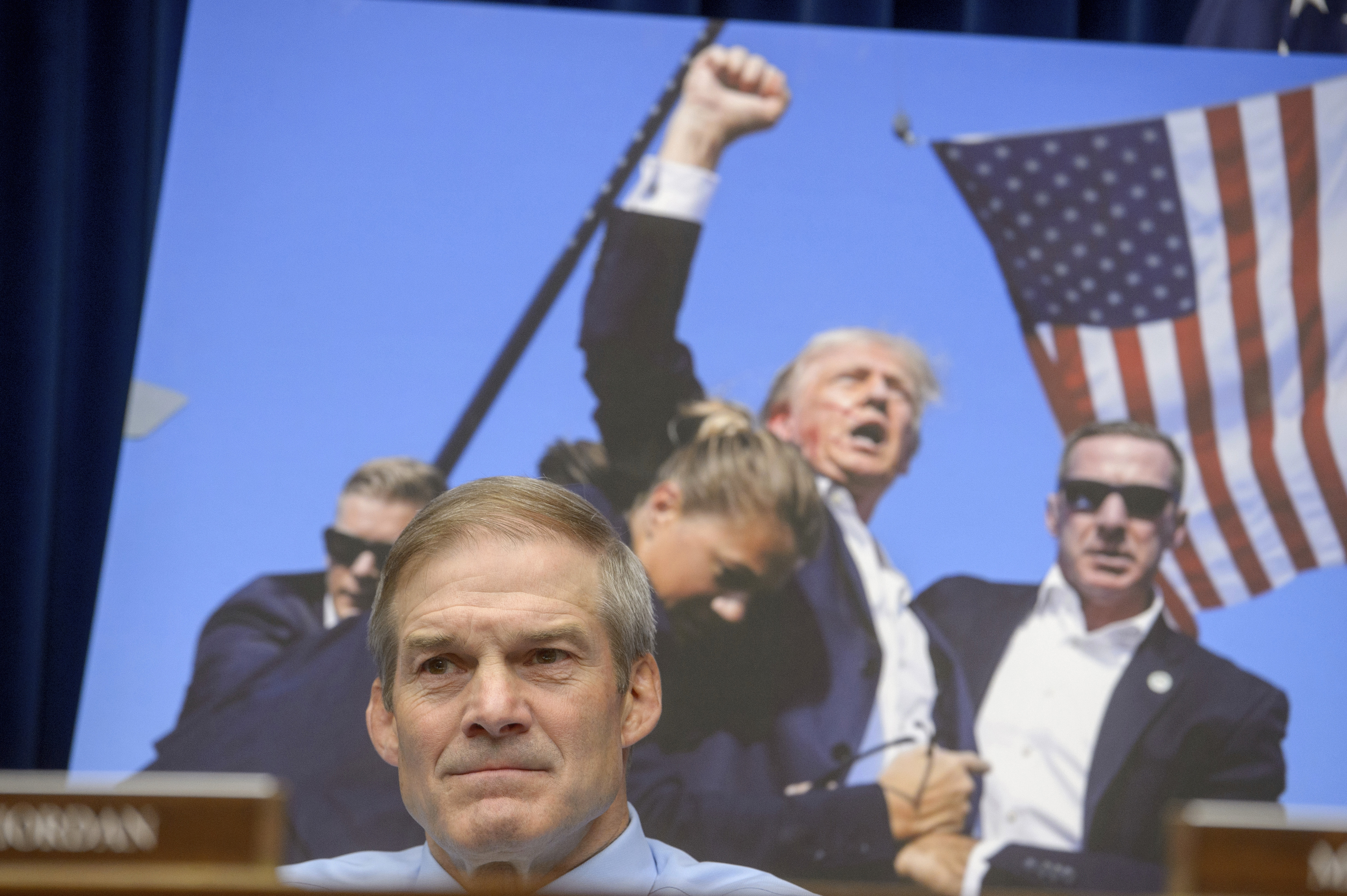 El representante Jim Jordan, republicano por Ohio, escucha a la directora del Servicio Secreto de Estados Unidos, Kimberly Cheatle, testificar ante el Comité de Supervisión y Responsabilidad de la Cámara de Representantes