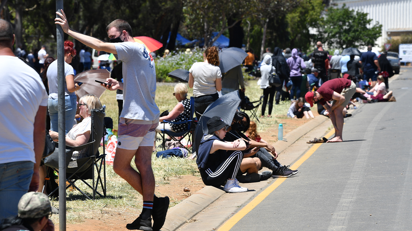 People are seen queuing up at the Parafield Gardens COVID testing centre on November 17, 2020 in Adelaide, Australia. (Photo by David Mariuz/Getty Images)