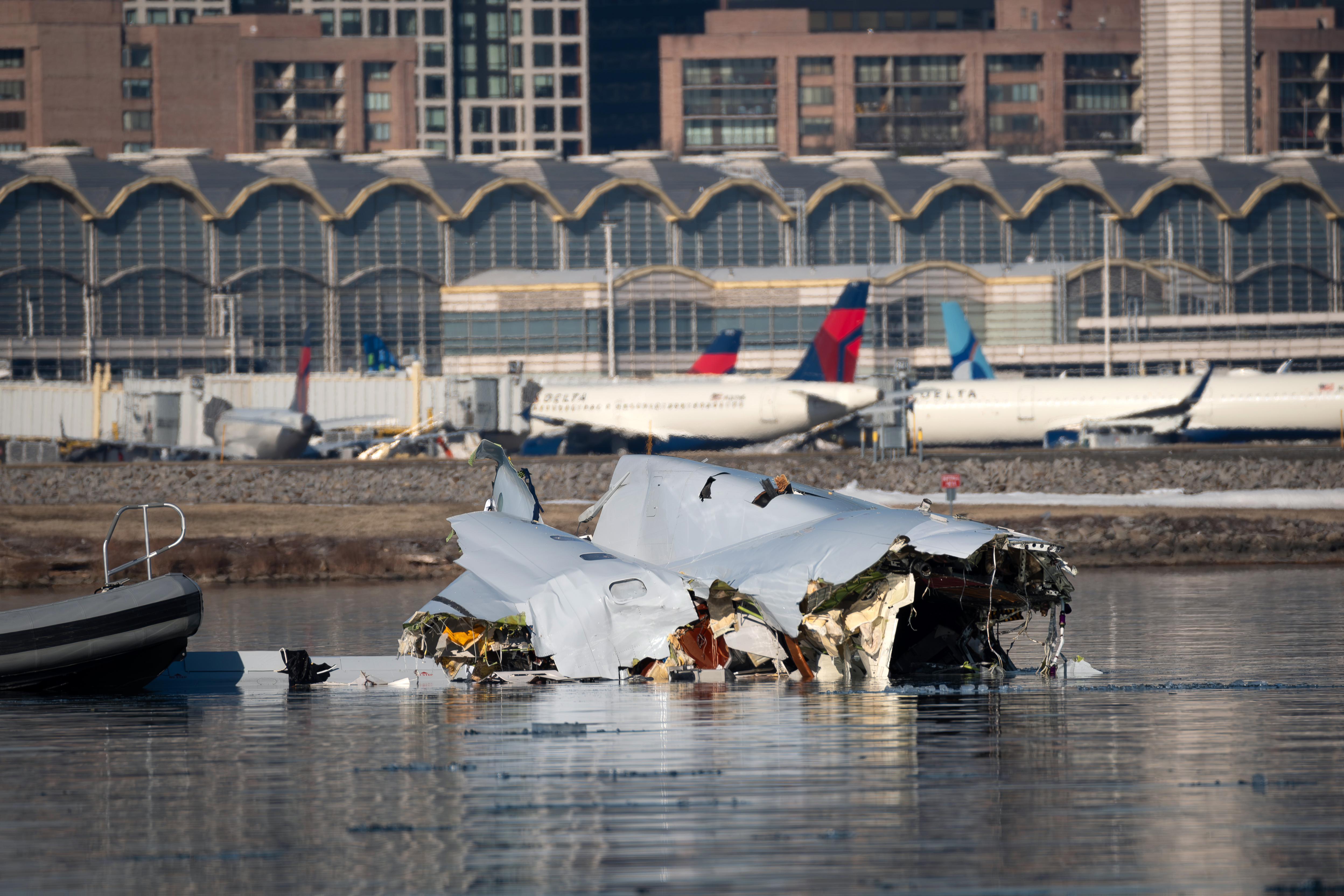 La Guardia Costera, las agencias locales, estatales y federales responden a una colisión de aviones en Washington DC, 30 de enero de 2025. Vicinidad del aeropuerto Ronald Reagan. (Foto de la Guardia Costera de EE. UU. Por el suboficial de primera clase Brandon Giles)