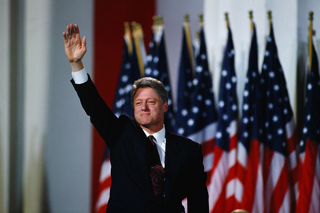 El presidente electo Bill Clinton celebra su victoria en las elecciones de 1992. 