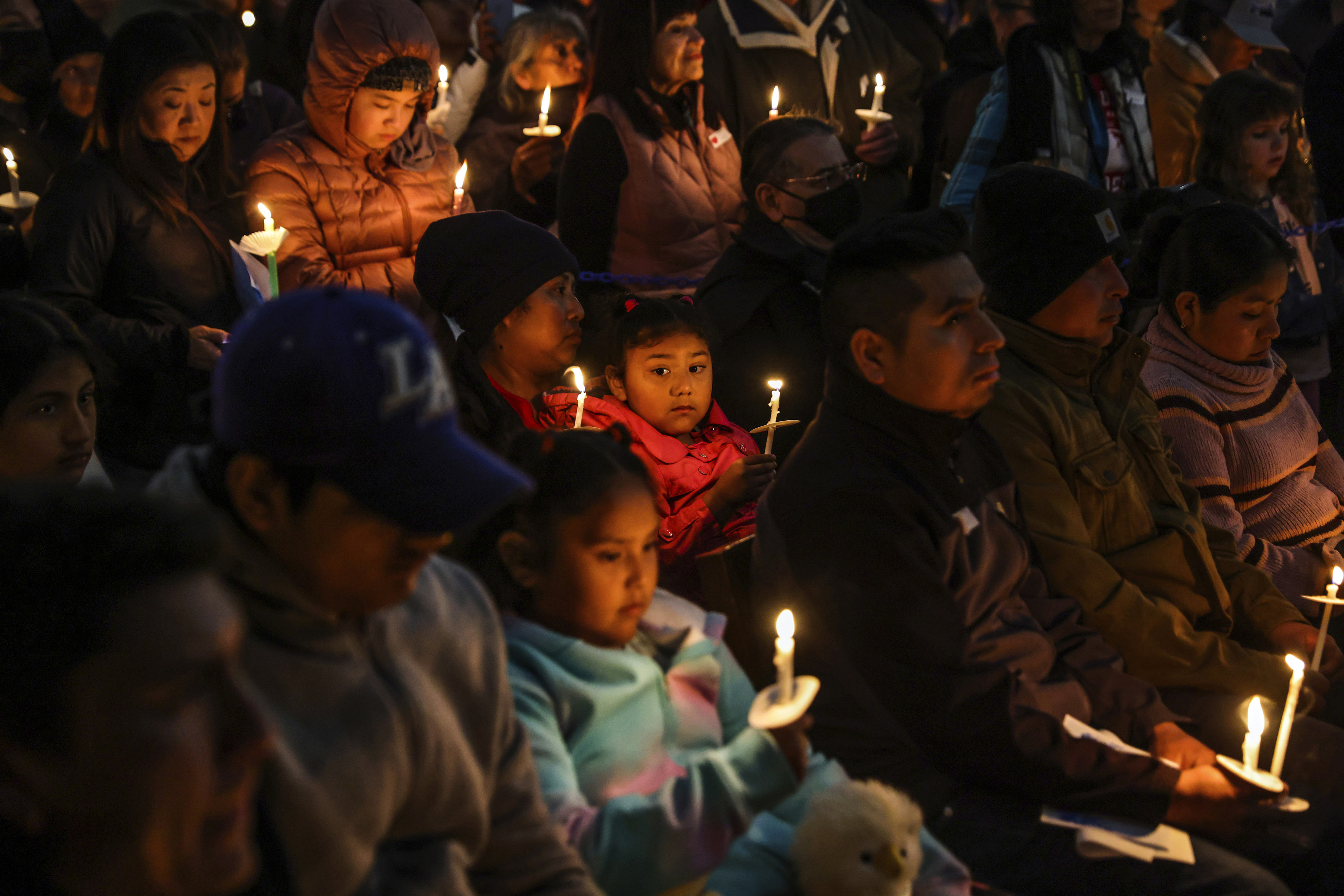 La gente se reúne durante una vigilia comunitaria por el tiroteo de Half Moon Bay en Half Moon Bay, California, el viernes 27 de enero de 2023.