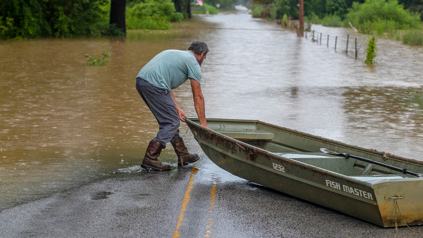 Un hombre se prepara para botar un bote cerca de la inundada Wolverine Road en el condado de Breathitt, Kentucky, el jueves 28 de julio de 2022. 