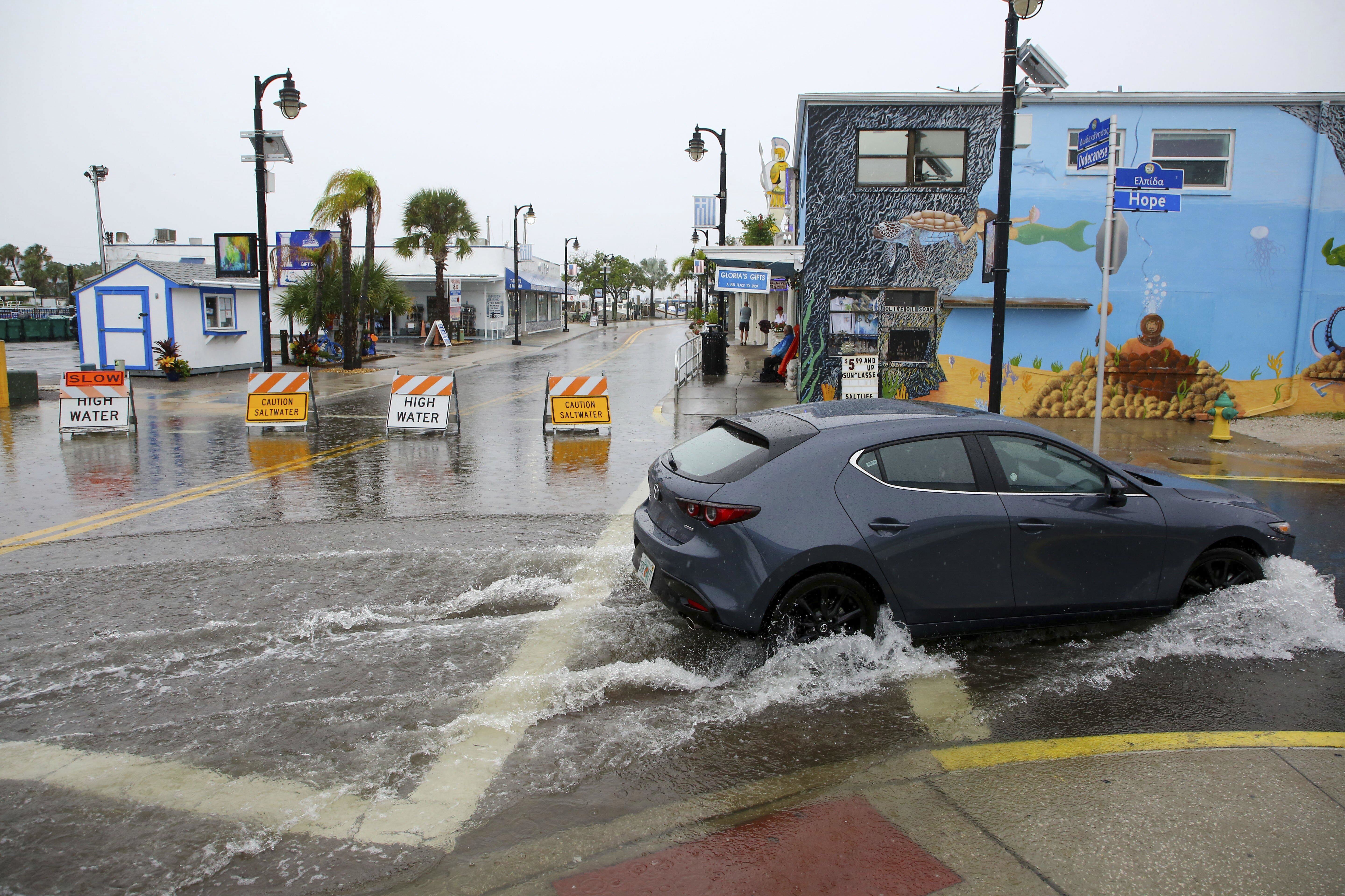 Debby se fortalece a huracán de categoría 1 antes de tocar tierra en Florida