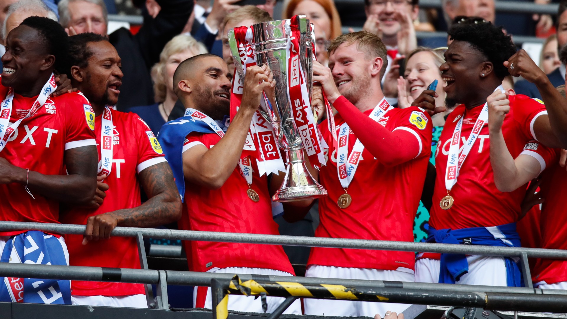 Nottingham Forest mengalahkan Huddersfield Town untuk kembali ke Liga Premier Inggris