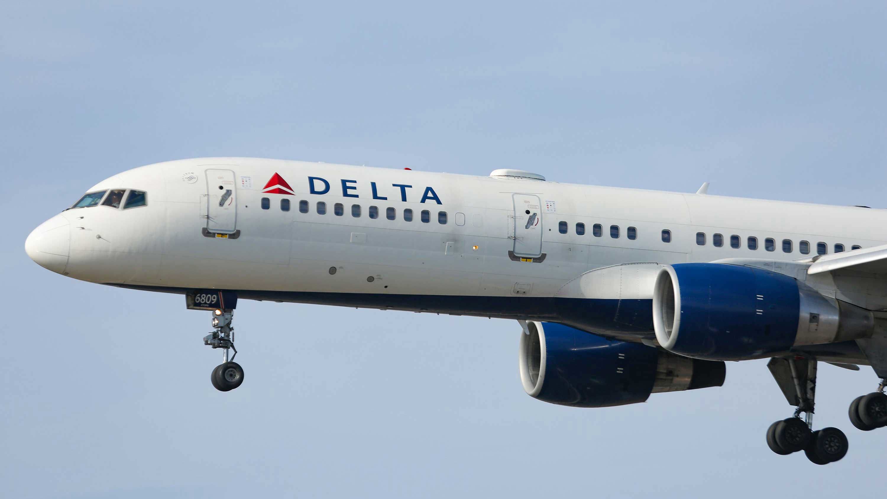 Una mujer pasó varios controles de seguridad esta semana en el Aeropuerto Internacional JFK de Nueva York y abordó un avión con destino a París, aparentemente escondiéndose en los baños del avión durante el vuelo.