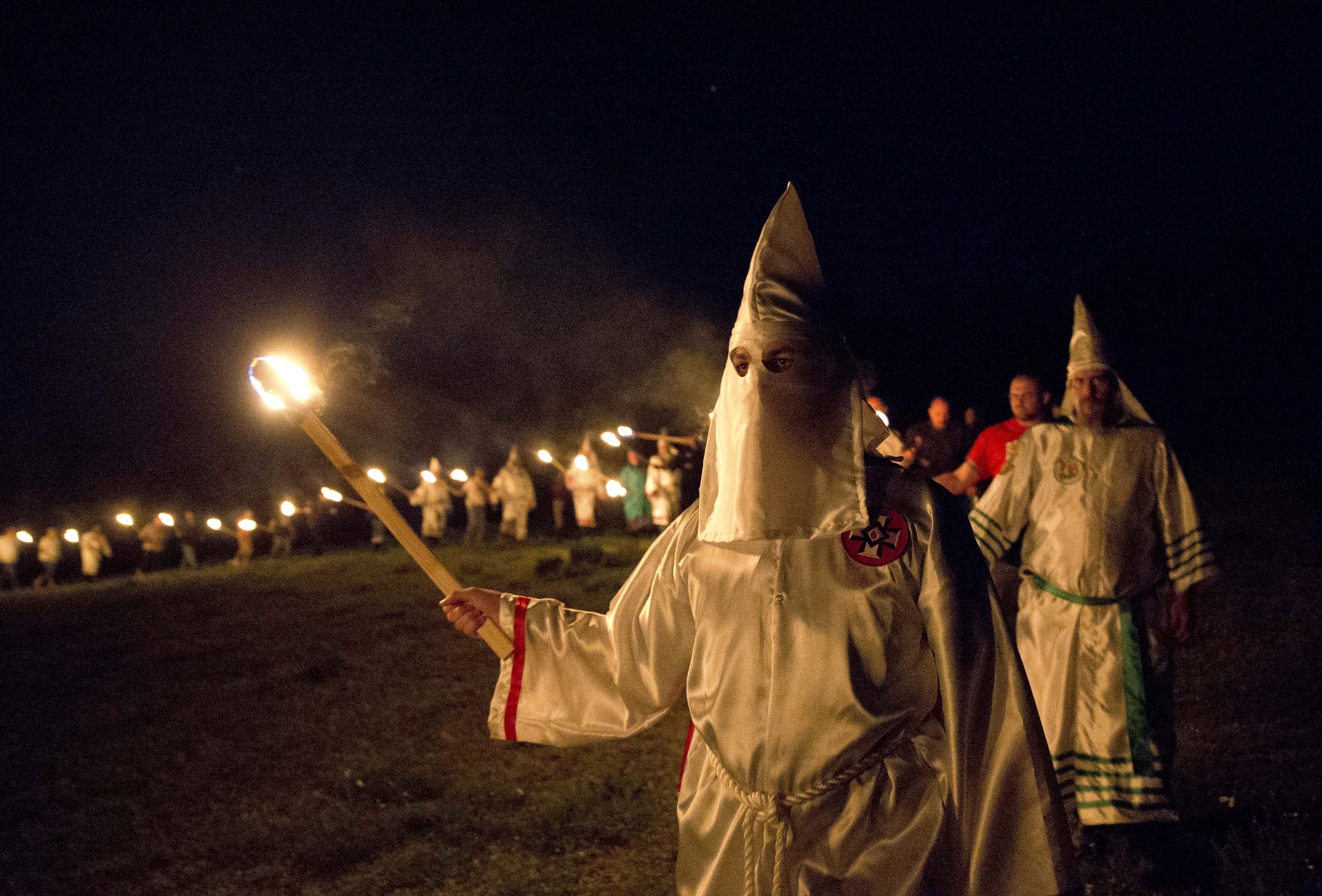 Un importante minorista se disculpa por las velas que parecían capuchas del Ku Klux Klan