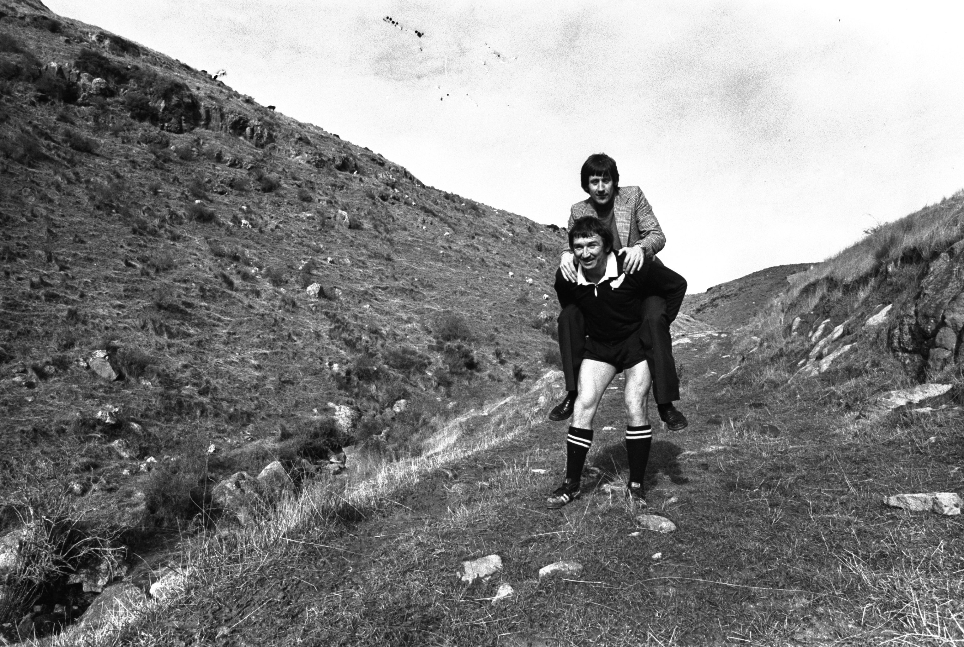 New Zealand skipper Tane Norton gives journalist John Hopkins a lift.